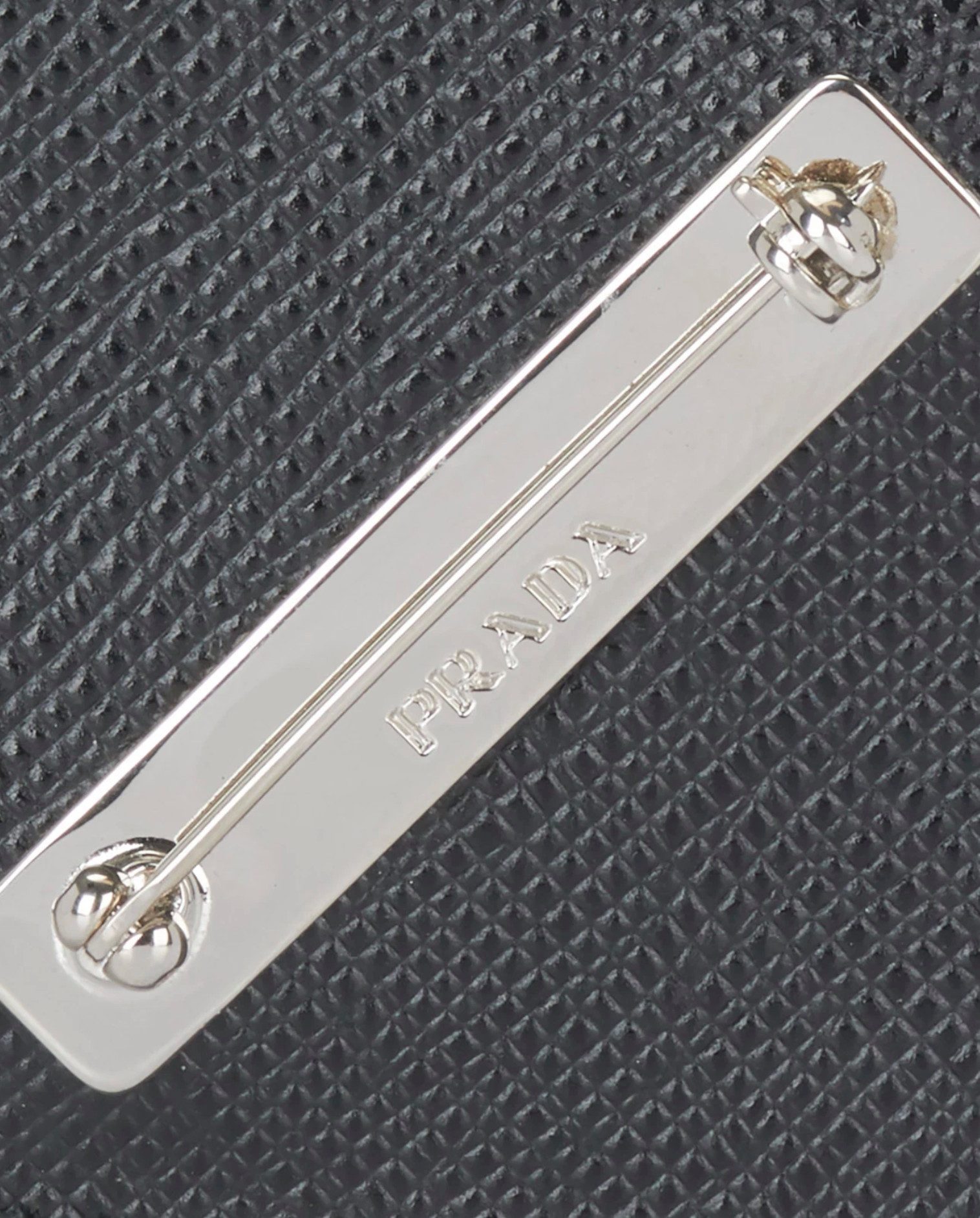 PRADA Anstecknadel Logo Brosche Pin Patch Neu, Lieferung mit Box mit Echtheitskarte und Etikett