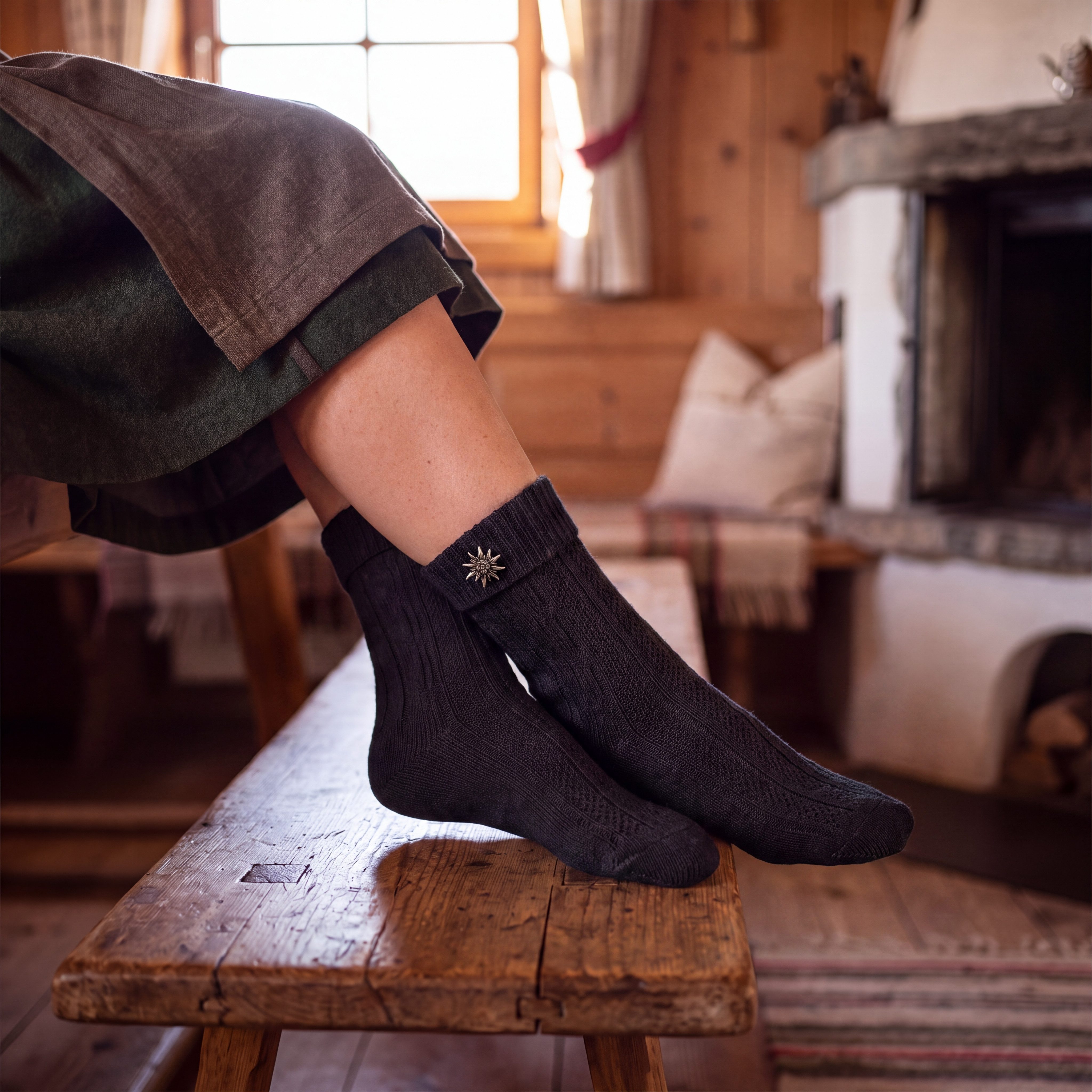 Black Snake Trachtensocken Schoppersocken fürs Oktoberfest mit Edelweiß-Pin für Damen und Herren (Packung, 1-Paar, Schwarz 43/46) Zopfmuster aus Baumwollmix mit – Bild 5 von 5