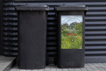 MuchoWow Wandsticker Monets Haus mit bunten Blumen im Garten in Giverny, Frankreich (1 St), Mülleimer-aufkleber, Mülltonne, Sticker, Container, Abfalbehälter