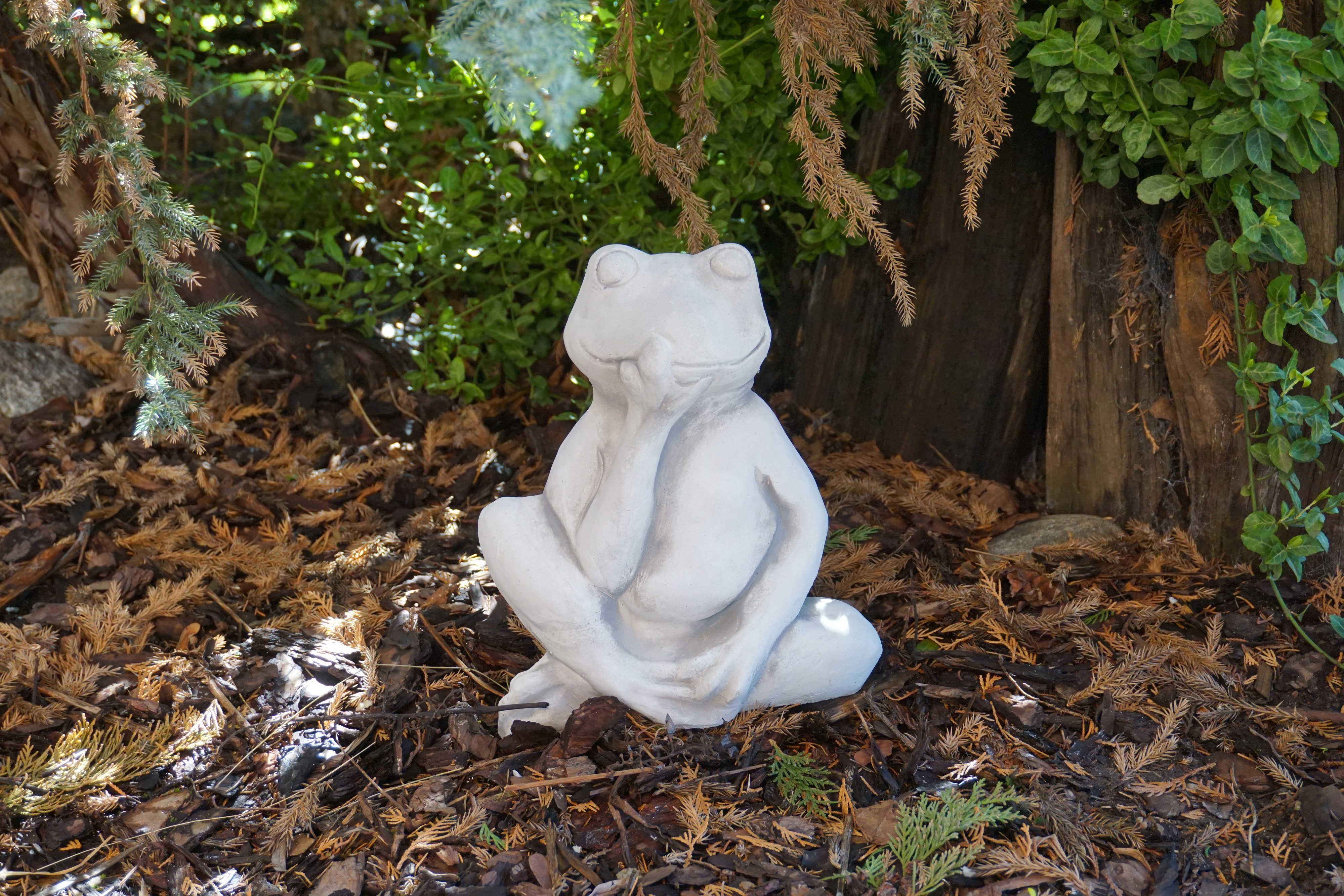 gartendekoparadies.de Gartenfigur Flips – der nachdenkliche Frosch, Steinfigur, H. 28 cm, 8 kg, Frostsicher