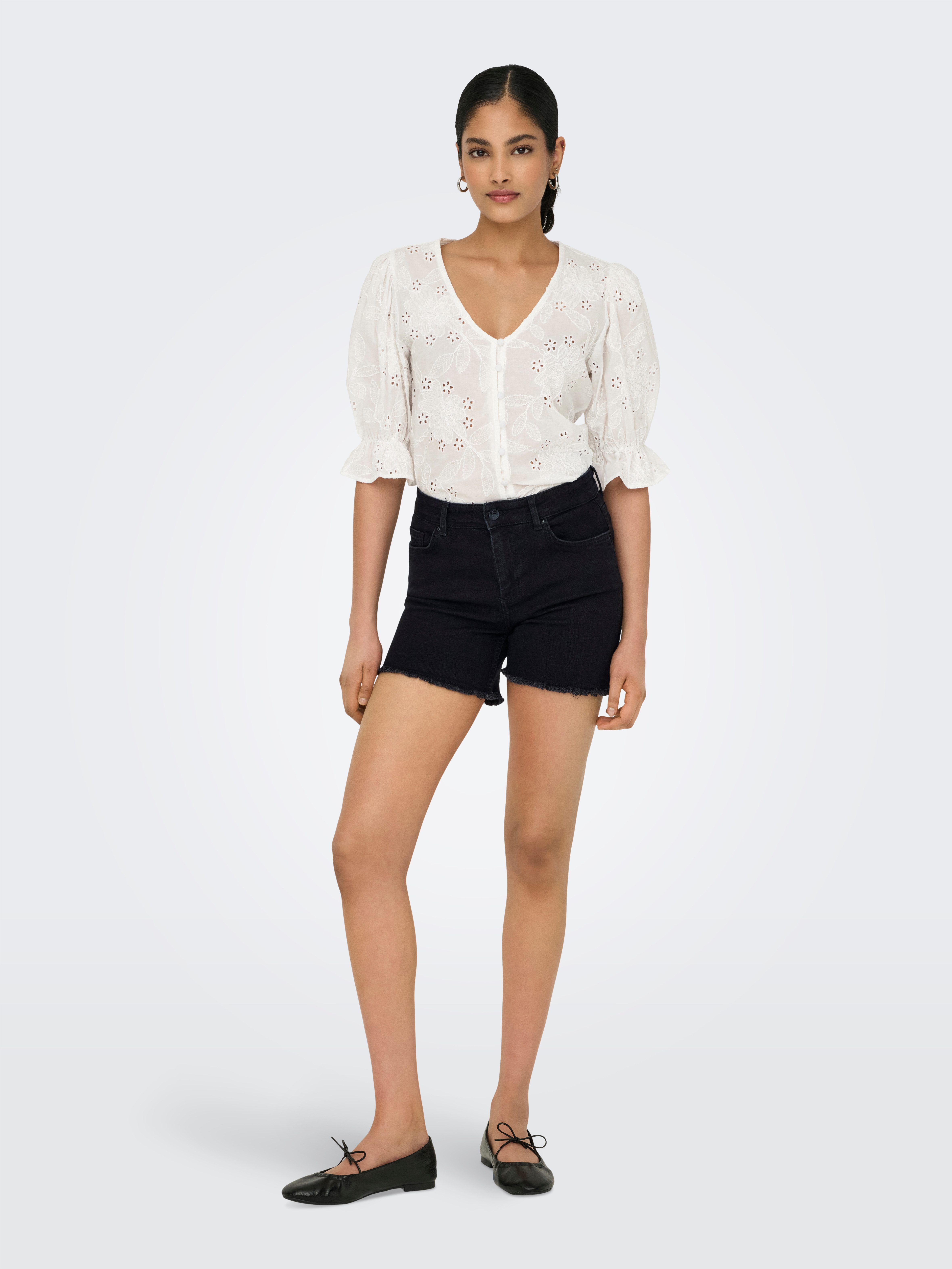 ONLY Jeansshorts ONLLAURA MID WAIST SHORT RW BOX mit ausgefranstem Saum