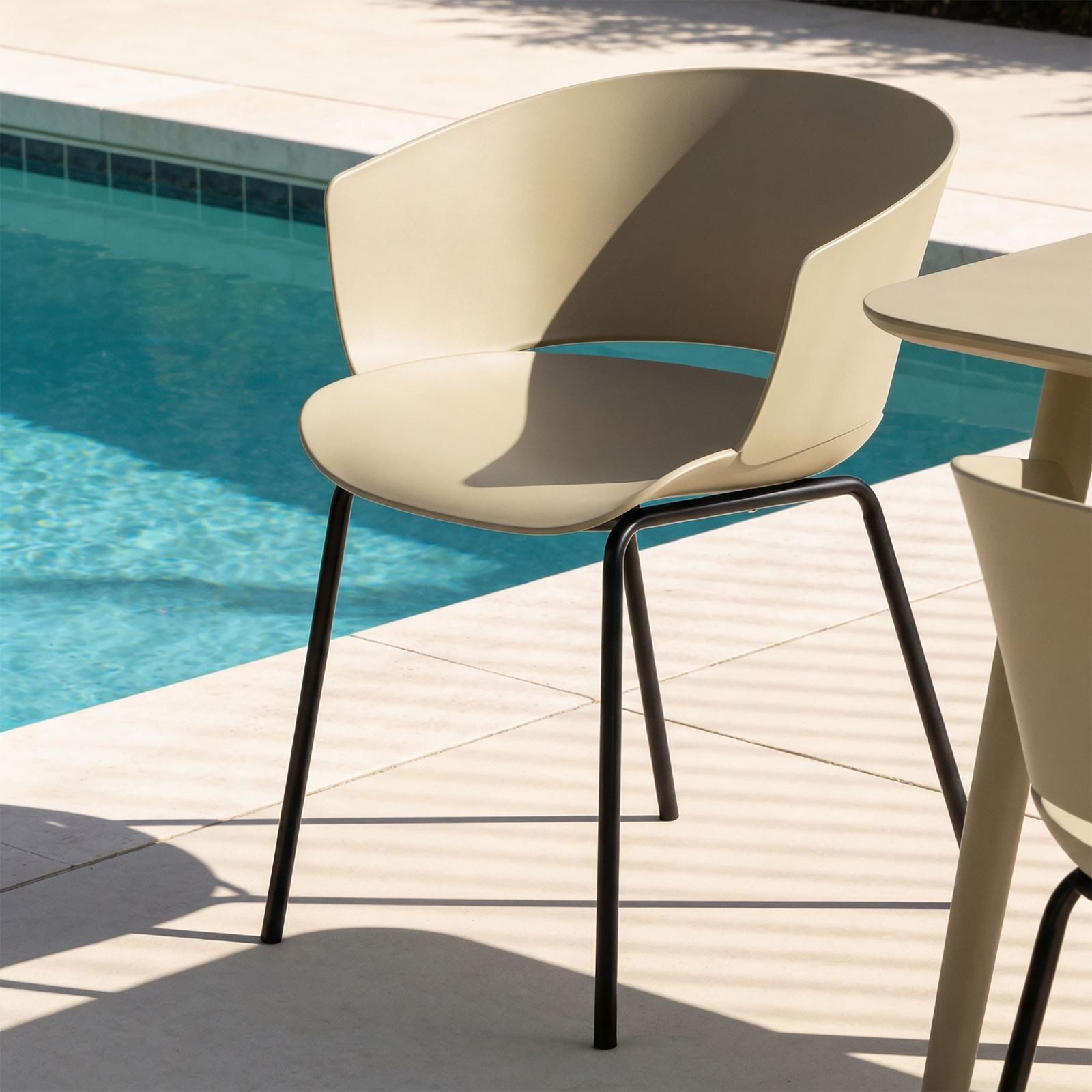 IDIMEX Gartenstuhl NIVEL (4 St), In & Outdoor Schalenstuhl modern im 4er Set, UV-beständig beige