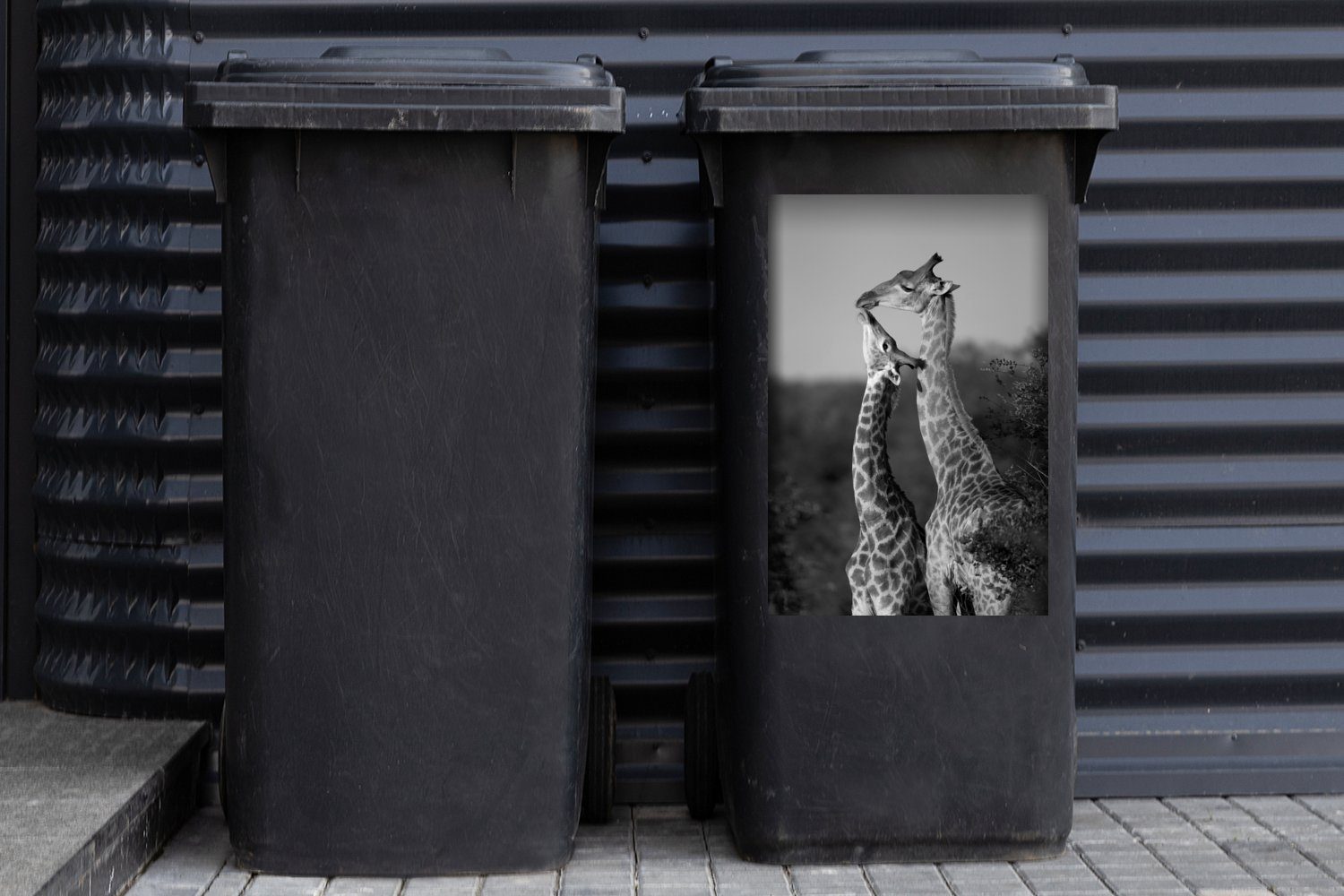 Baby-Giraffe Mülltonne, Liebenswerte (1 MuchoWow Wandsticker Mülleimer-aufkleber, schwarz Sticker, und St), Abfalbehälter - weiß Container,