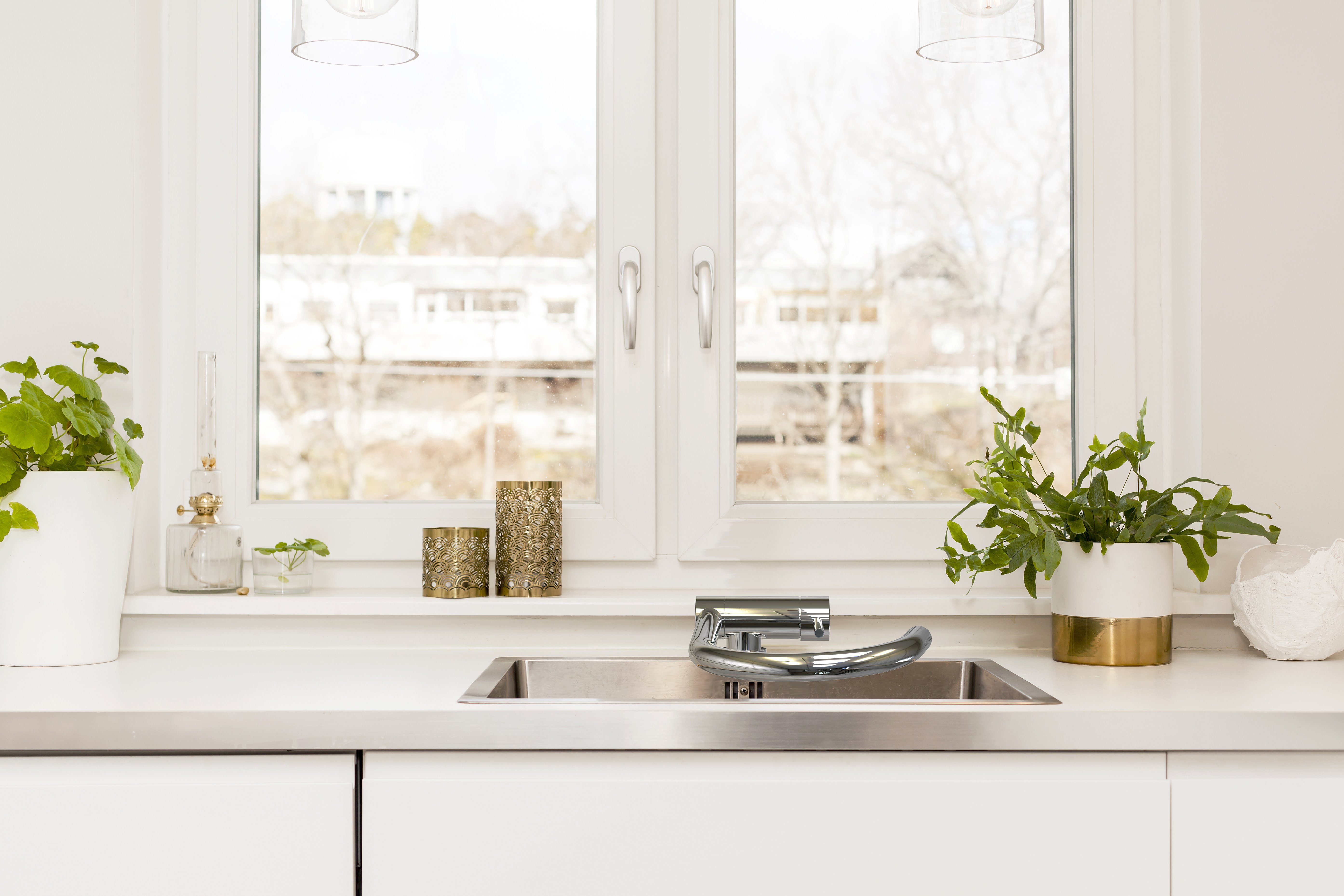 VIZIO Küchenarmatur Unterfenster Küchenarmatur 6 für Messing nur 60mm abgeschwenkt cm 360° hoch, schwenkbarer Hochdruck, Vorfenstermontage verchromt, gegen Auslauf unbeabsichtigtes Sicherungstaste mit Abkippen