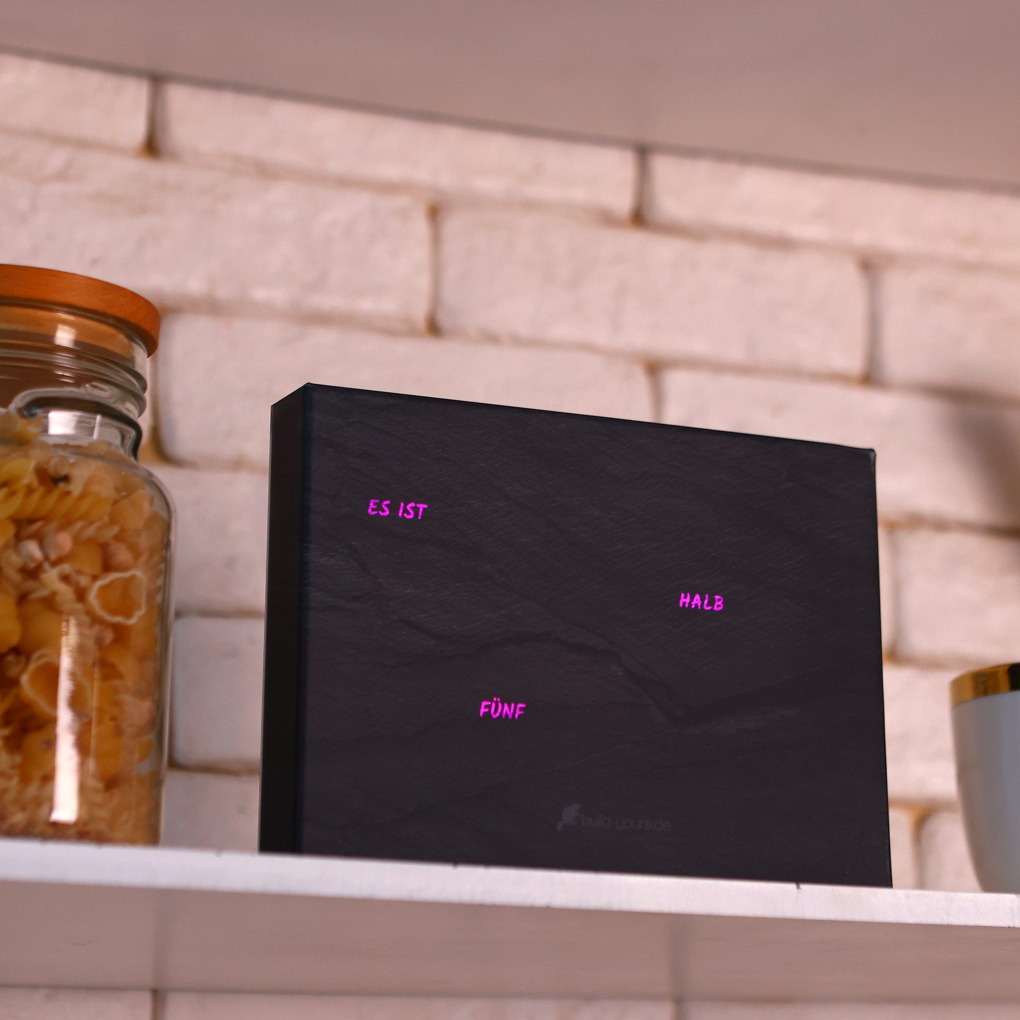 build-yours.de Standuhr BoxClock PLA - Die Wortuhr für den Schreibtisch - LED Standuhr