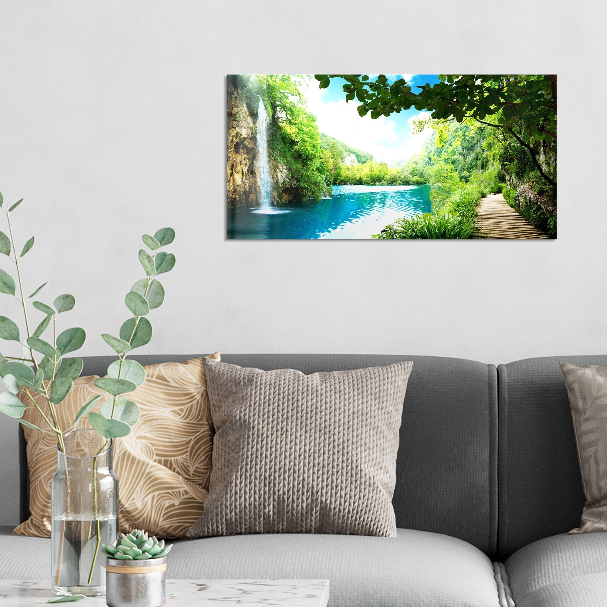 DEQORI Glasbild 'Wasserfall im grünen Wald', 'Wasserfall im grünen Wald', Glas Wandbild Bild schwebend modern