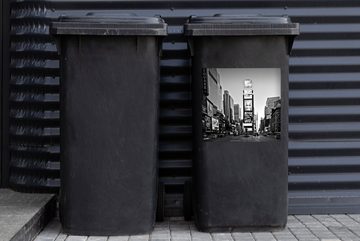 MuchoWow Wandsticker Quadratischer schwarz-weißer Times Square mit Werbetafeln (1 St), Mülleimer-aufkleber, Mülltonne, Sticker, Container, Abfalbehälter