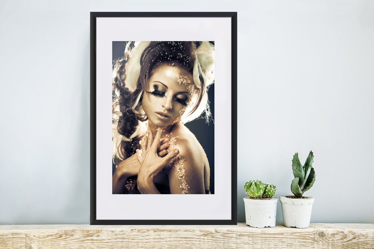 Gold Poster - Bilderrahmen Gerahmtes Poster, MuchoWow - St), mit Schwarzem Frau Rahmen, Kunstdruck, (1 Haar,