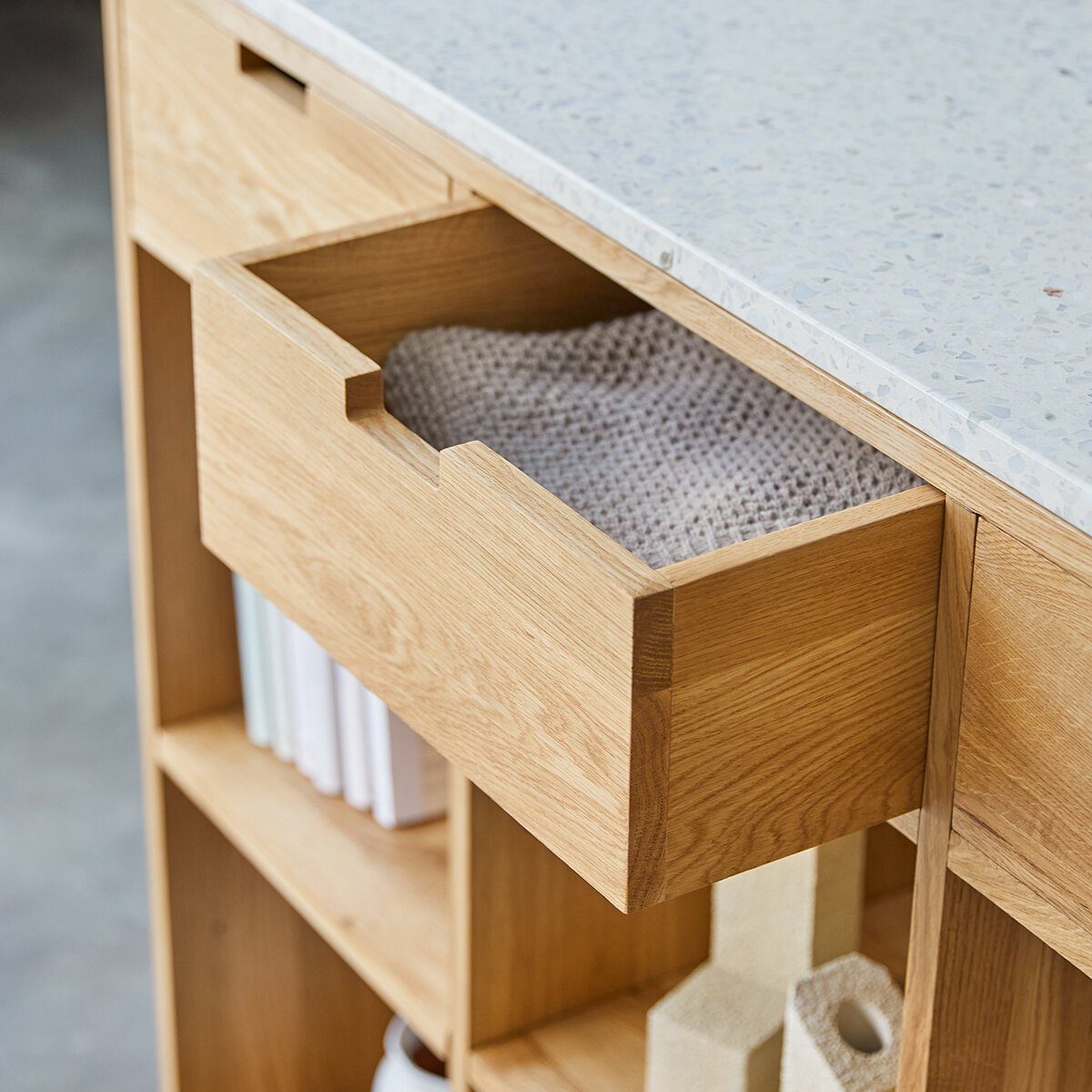 Tikamoon Bücherregal Niedriges Bücherregal aus massivem Eiche mit Premium-Terrazzo White