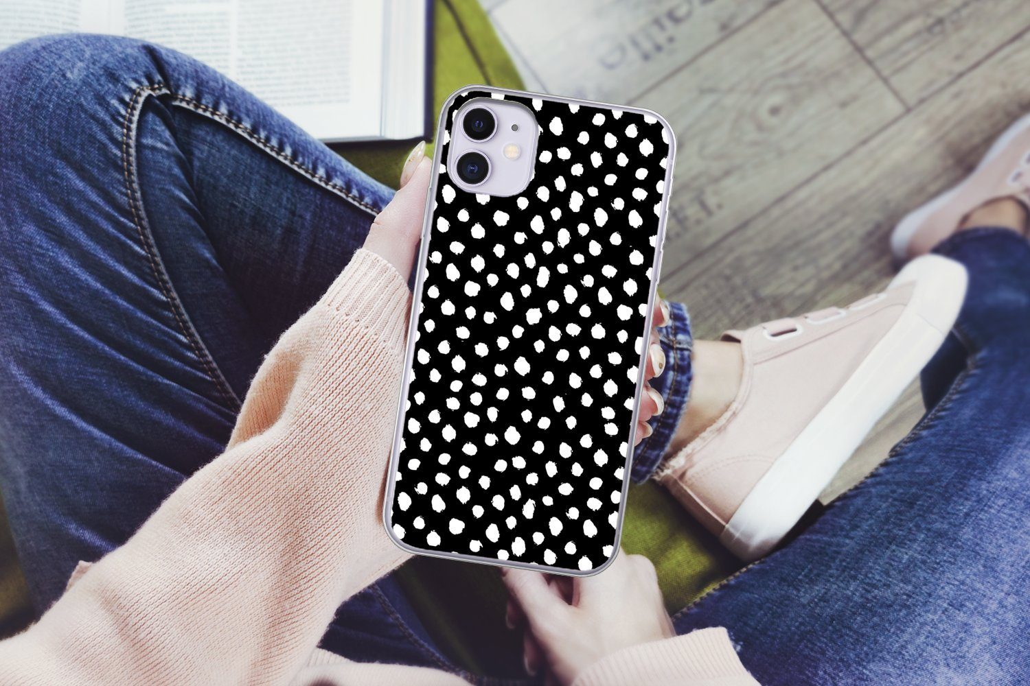 MuchoWow Handyhülle für Apple iPhone 11 Polka dots - Schwarz - Weiß, Smartphone-Bumper, Print, Handy Schutzhülle Dünn