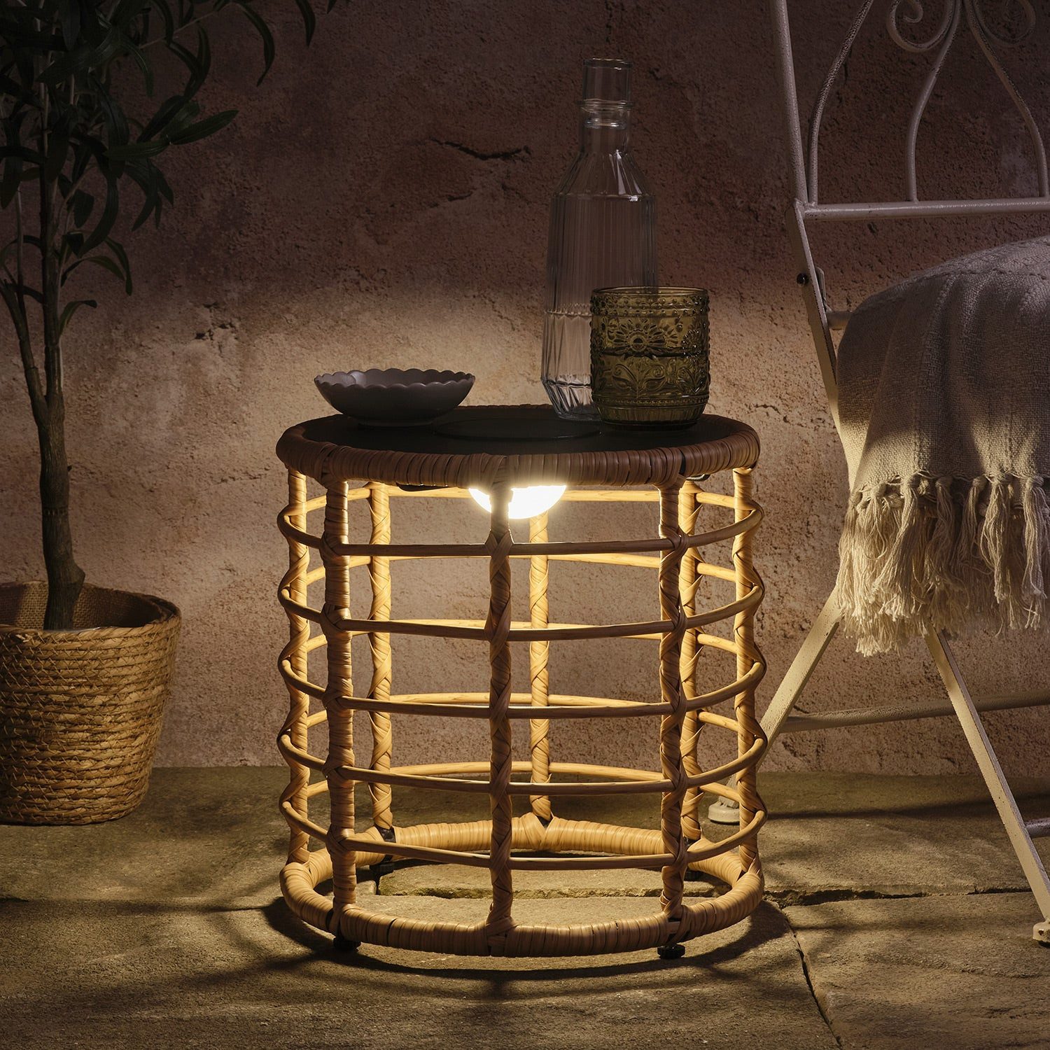 Lights4fun LED Dekolicht Hygge Solar-Beistelltisch in Flechtoptik mit dimmbarer Beleuchtung
