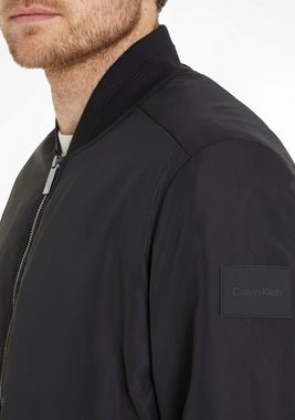 Calvin Klein Bomberjacke mit CK-Logobadge am Ärmel