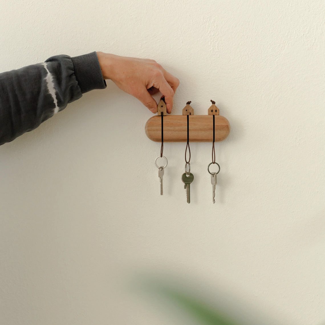 Räder Design Schlüsselbrett Schlüsselbrett aus Holz inkl. Anhänger von räder design innovativ