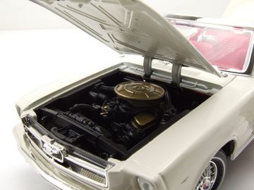 Motormax Modellauto Ford Mustang Convertible 1964 creme James Bond 007 Goldfinger Modellau, Maßstab 1:18