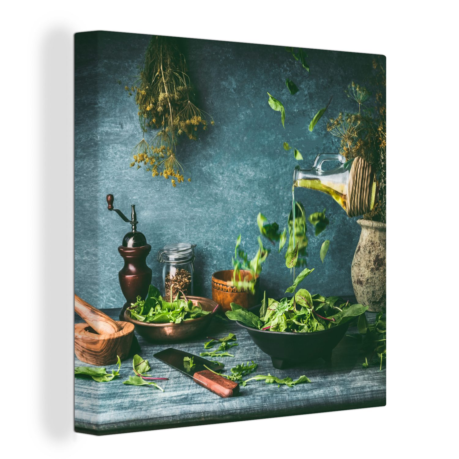 OneMillionCanvasses® Leinwandbild Grüner Salat mit Olivenöl auf dem Küchentisch, (1 St), Leinwand Bilder für Wohnzimmer Schlafzimmer | Leinwandbilder