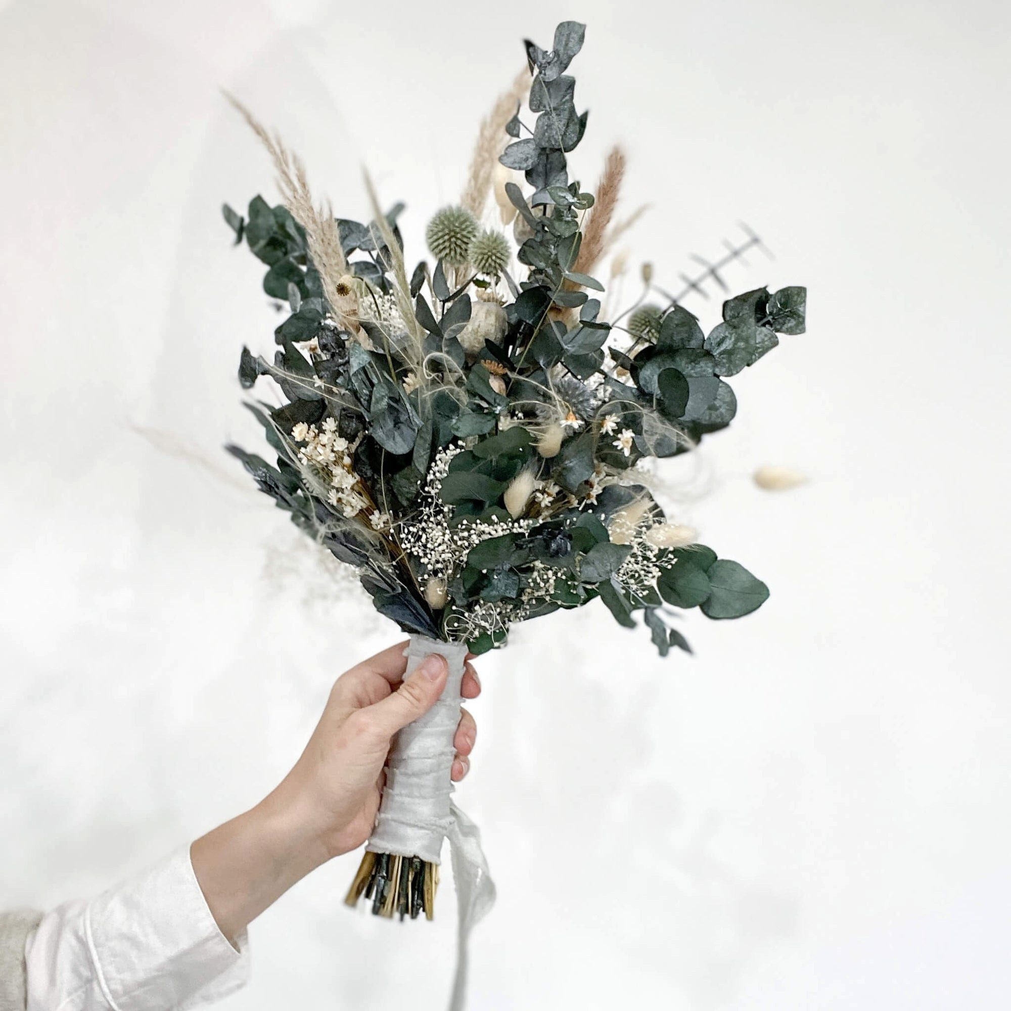 Trockenblume Eleganz der Natur: Brautstrauß aus Pampasgras, Eukalyptus, Federgras u Pampasgras, Eukalyptus, Federgras, Distel, Schleierkraut, Mohnkapseln, Glixia, LYKKE & You