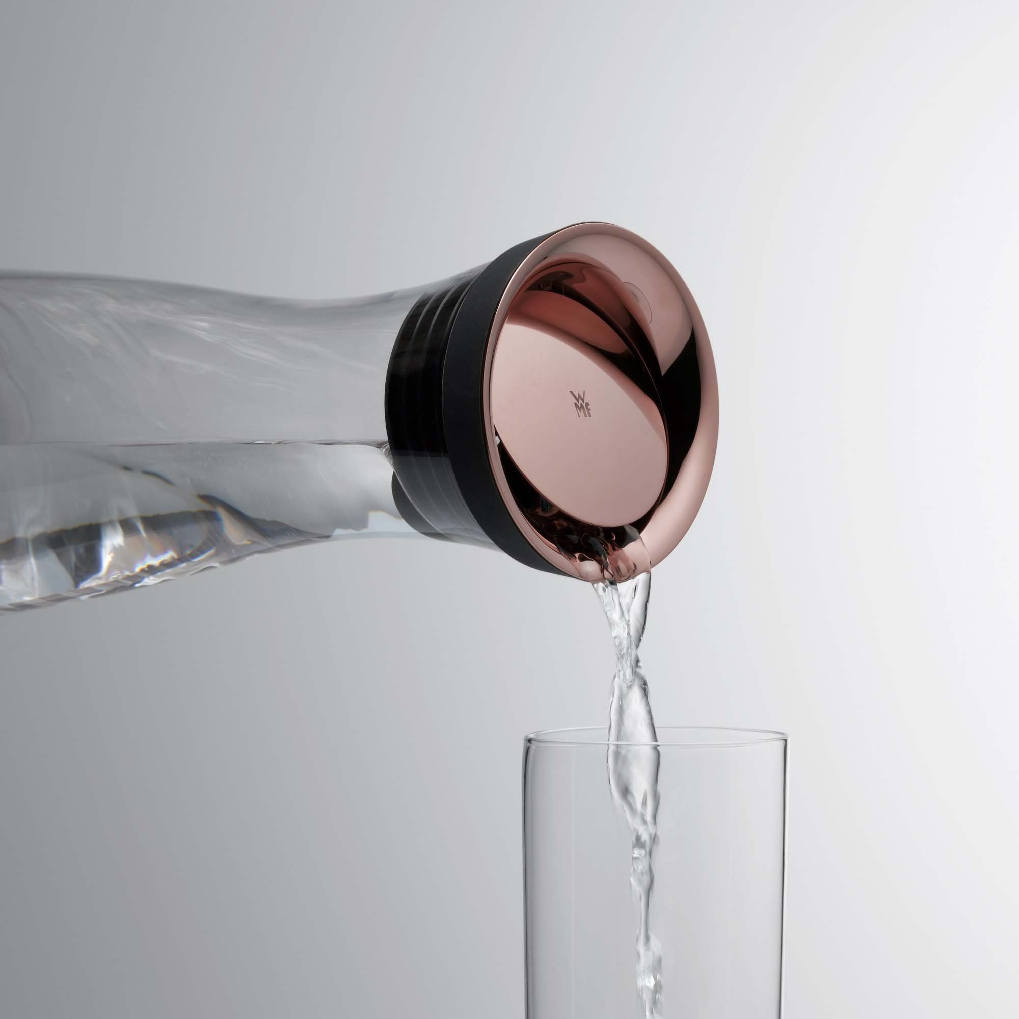 WMF Wasserkaraffe Basic für Kalt- und Warmgetränke, Silikonrand, 1 l Fassungsvermögen, Close-Up-Verschluss ink. integriertem Sieb, spülmaschinengeeignet