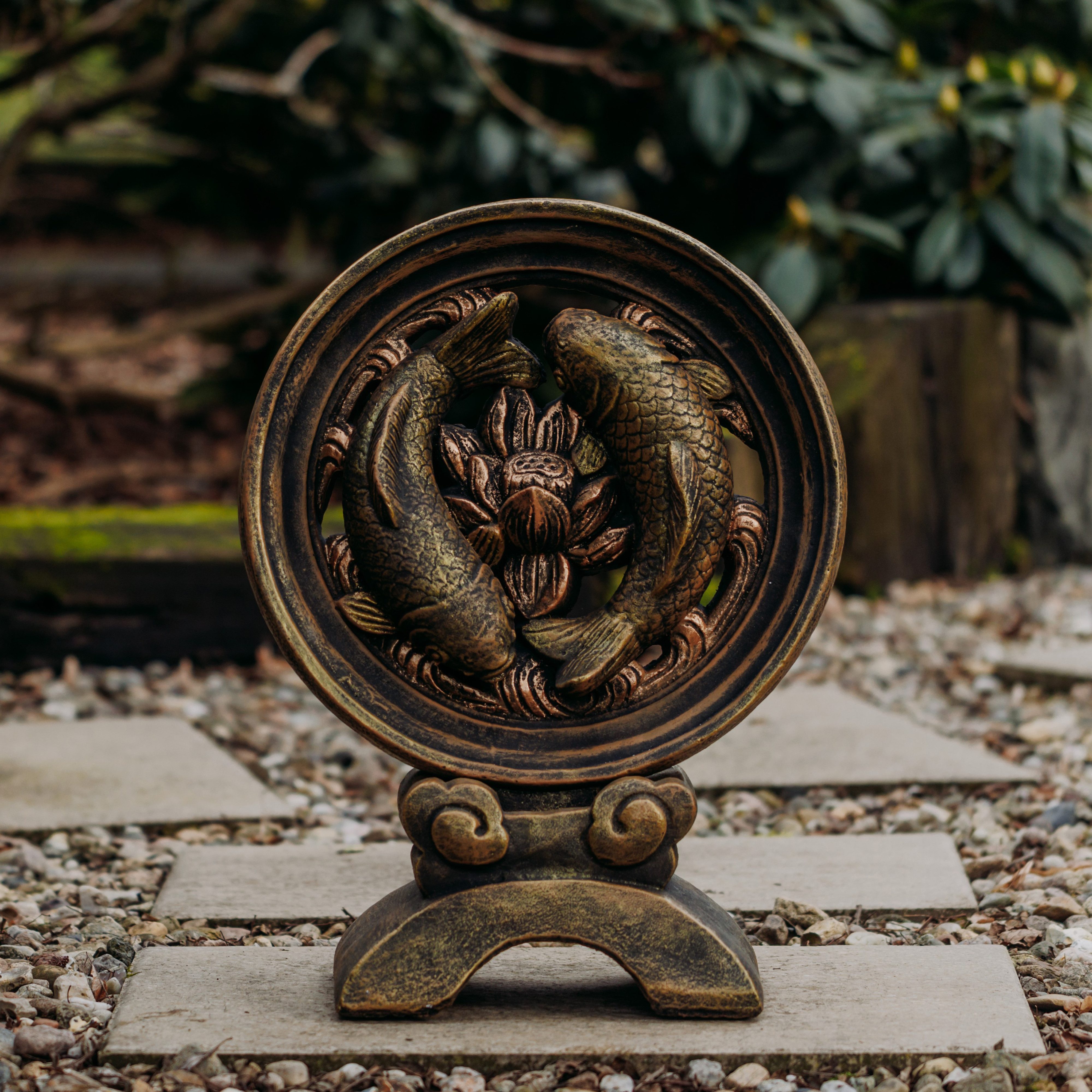 gartendekoparadies.de Gartenfigur Skulptur mit Koi-Fischen, Steinfigur, H. 52 cm, 18 kg, Frostsicher