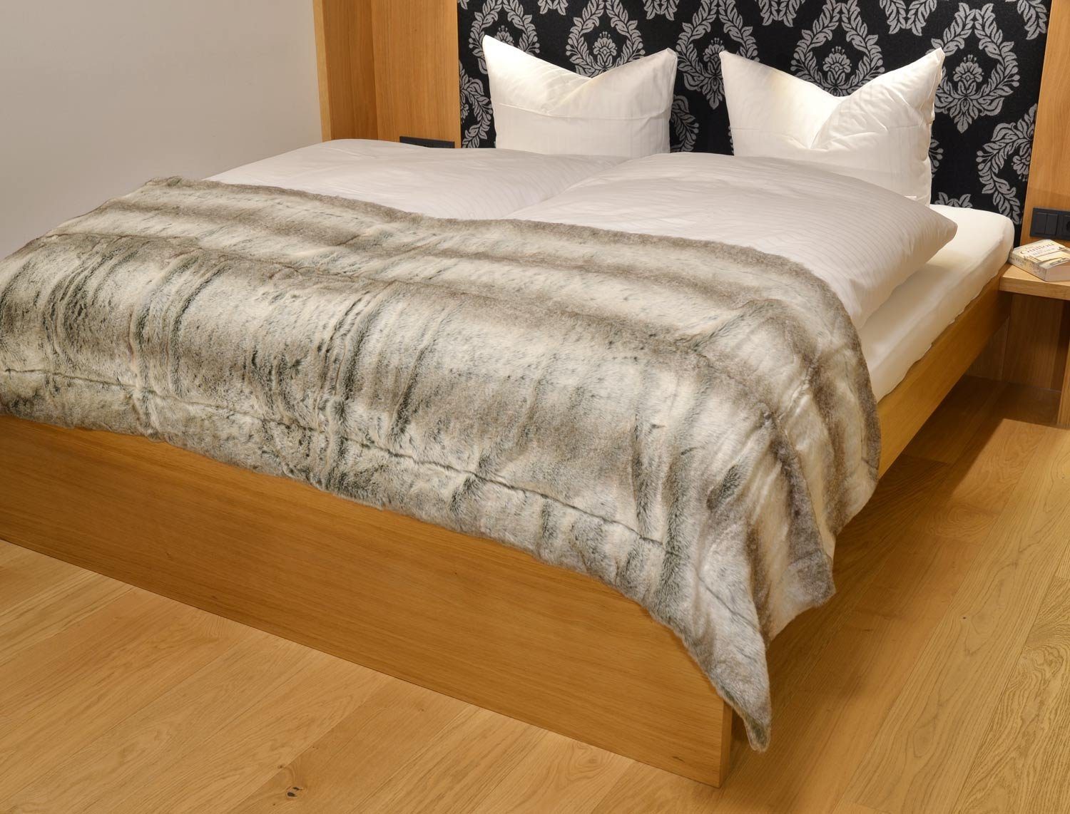 Wohnen und Accessoires GmbH & Co. KG Bettüberwurf Fellbettschal (Kunstfell) Bettschal Grauwolf grau-beige, Pelzoptik