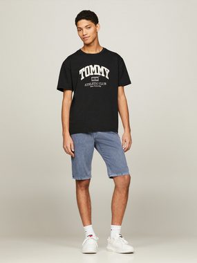 Tommy Jeans T-Shirt TJM REG ATHLETIC CLUB TEE Logo im College-Stil auf der Brust