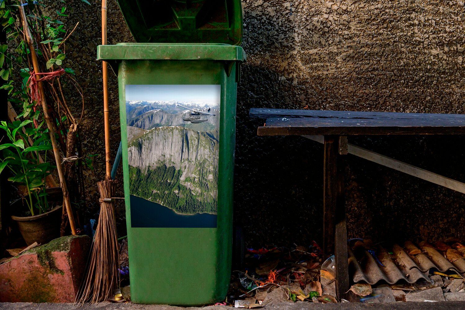 Alaska St), Mülltonne, Container, Sticker, Vogelperspektive Mülleimer-aufkleber, in Bergen aus Flugzeug über Abfalbehälter MuchoWow Wandsticker (1 der