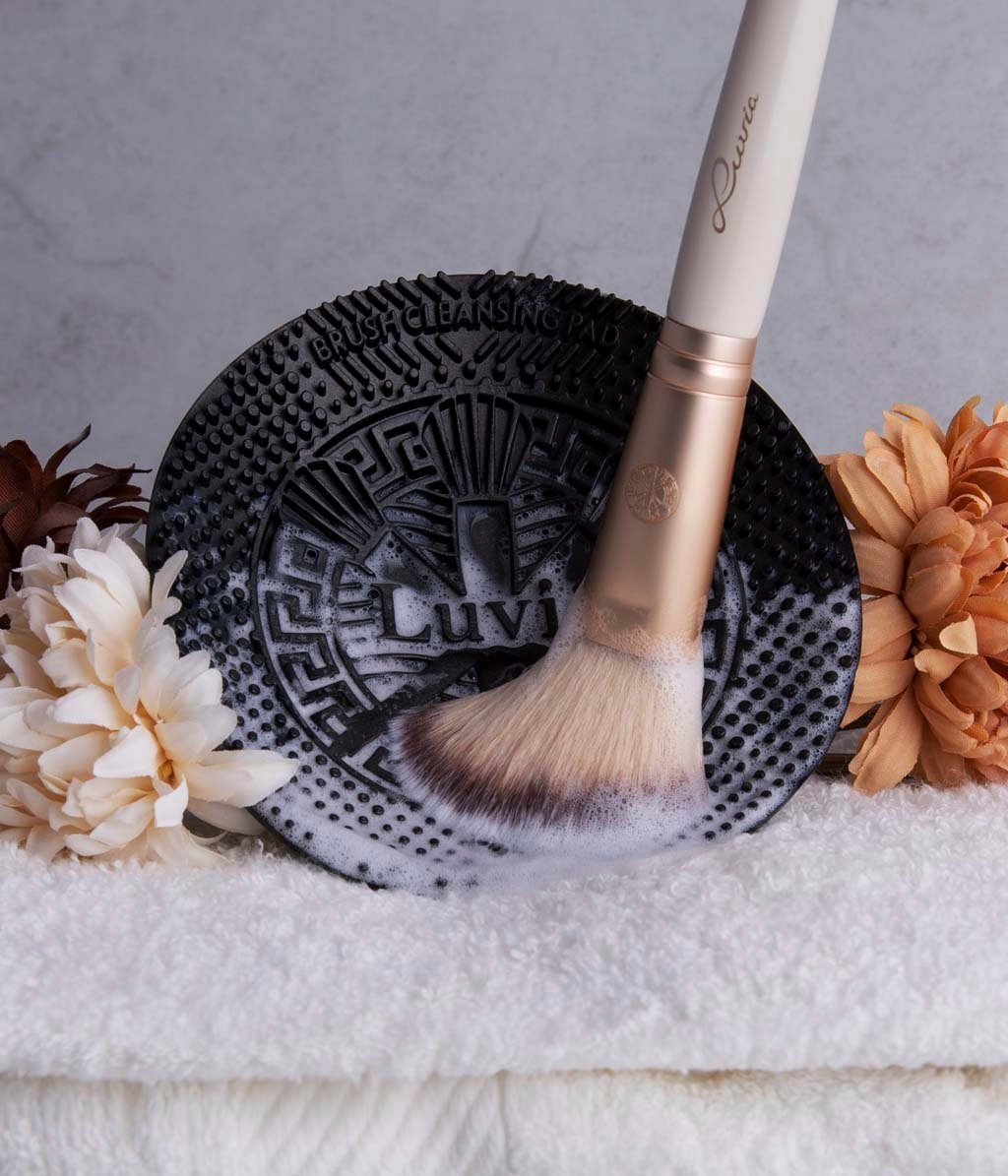 Luvia Cosmetics Kosmetikpinsel-Set Brush Cleansing für passt - Reinigung; Design bequem Pad in wassersparende Black, Hand. jede
