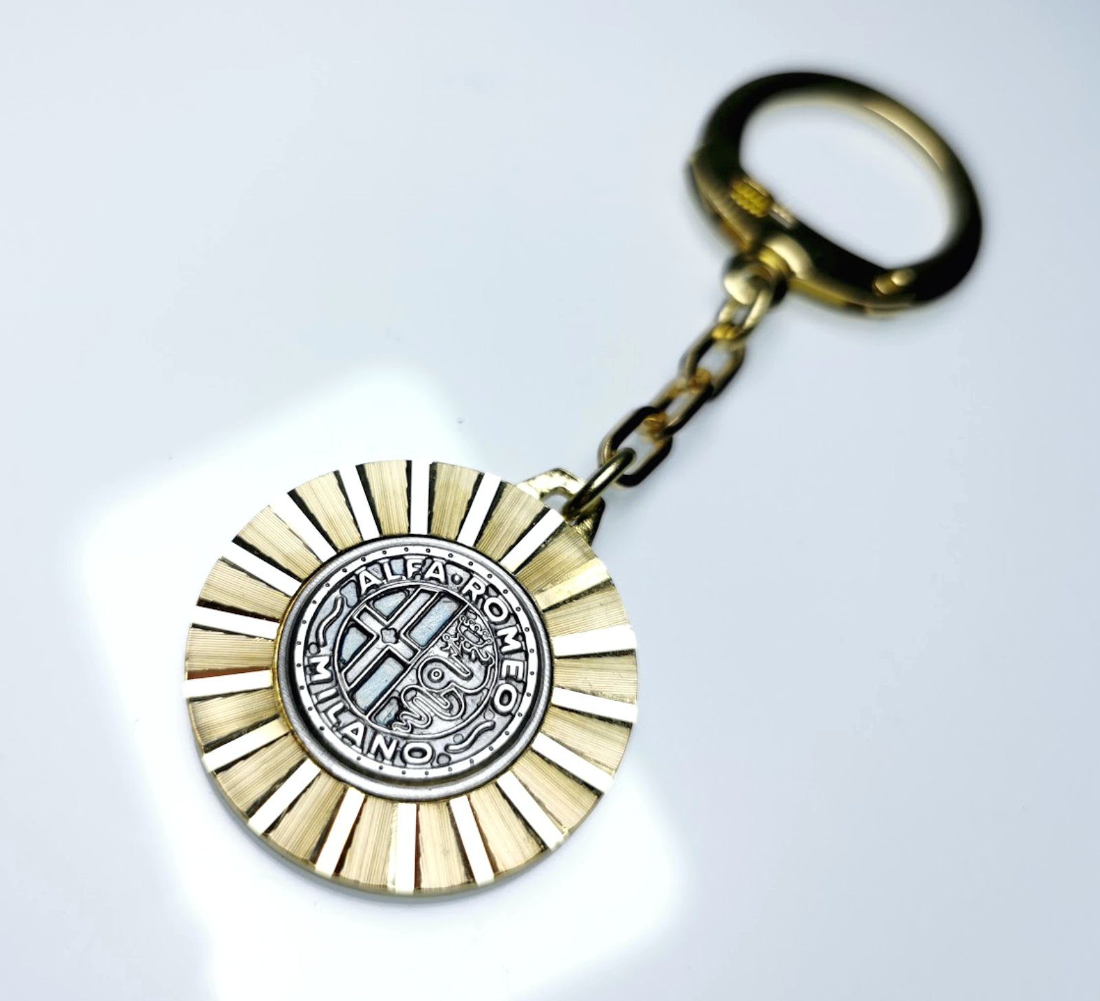 HR Autocomfort Schlüsselanhänger ALFA ROMEO MILAN Metall Anhänger orig. 196 günstig online kaufen