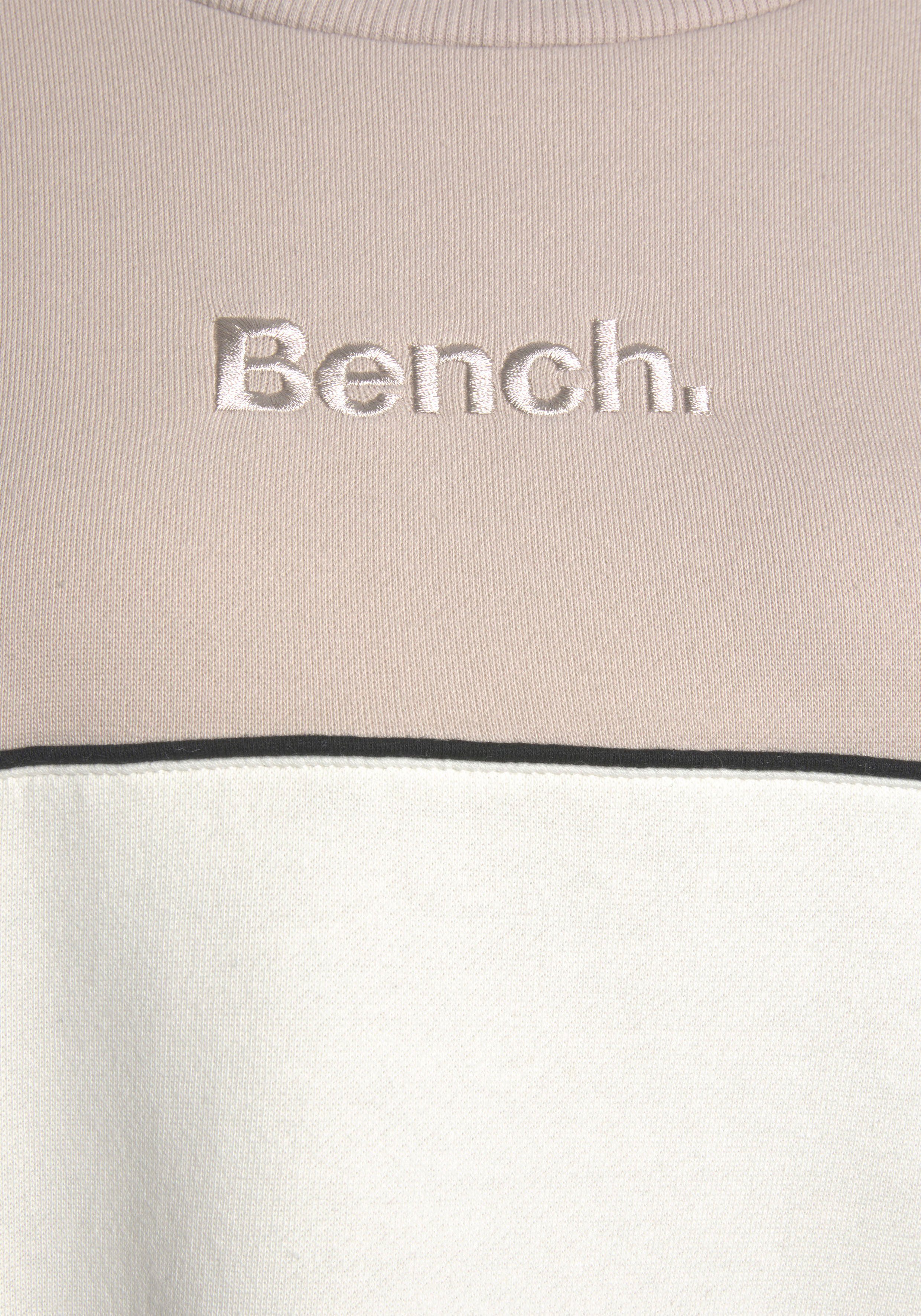 Bench. hellbeige-hellbraun zwei Logostickerei Sweatkleid Farben in mit