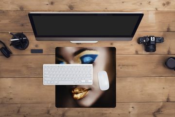 MuchoWow Gaming Mauspad Frau - Gold - Lippenstift (1-St), Mousepad mit Rutschfester Unterseite, Gaming, 40x40 cm, XXL, Großes