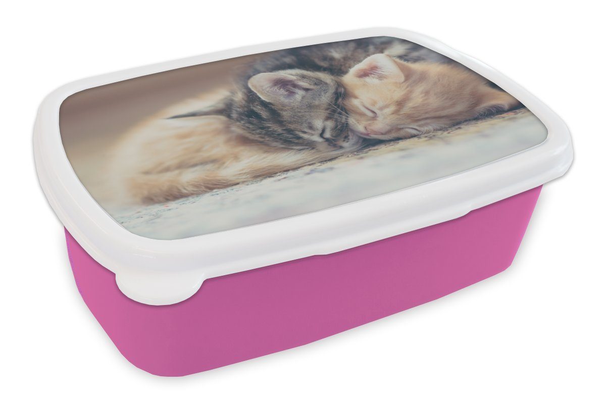 MuchoWow Lunchbox Schlafende Kätzchen, Kunststoff, (2-tlg), Brotbox für Erwachsene, Brotdose Kinder, Snackbox, Mädchen, Kunststoff rosa