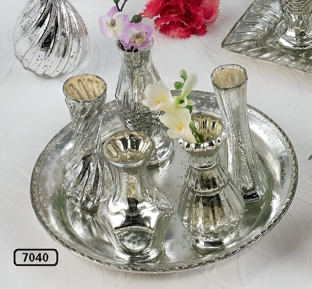 FURNARO Dekovase (8 St), Sieben Glasvasen auf silbernem Rundtablett