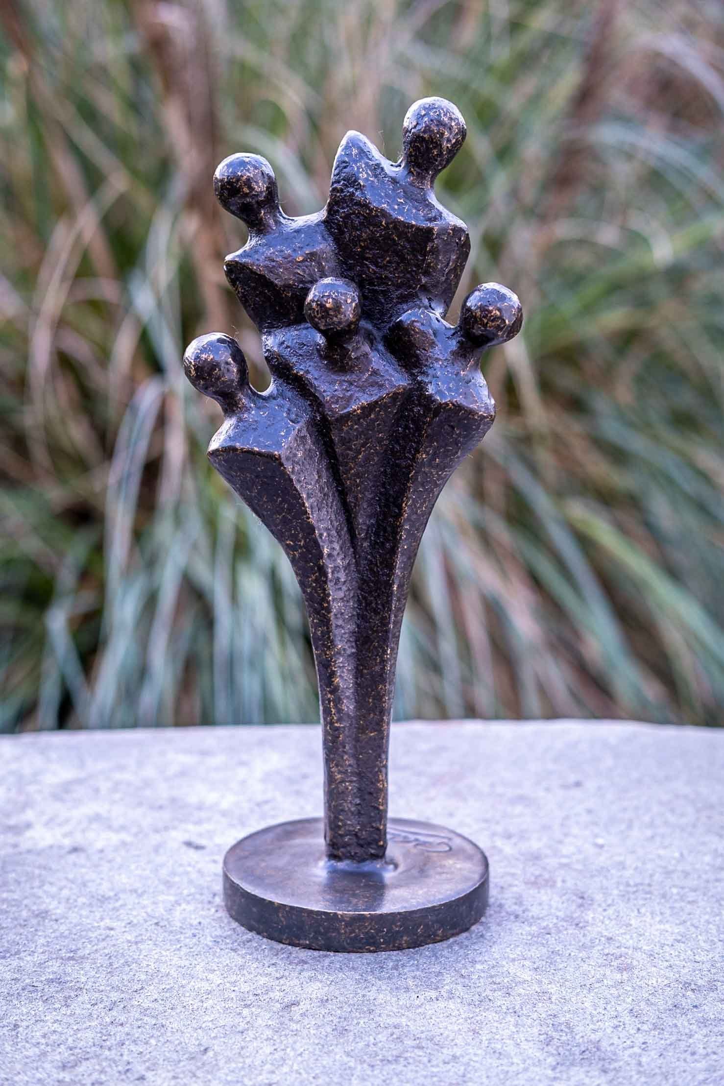 IDYL Gartenfigur IDYL Bronze-Skulptur Skulptur Kleine Familie, Bronze – sehr robust – Langlebig – witterungsbeständig gegen Frost, Regen und UV-Strahlung. Die Modelle werden in Wachsausschmelzverfahren in Bronze gegossen und von Hand patiniert.