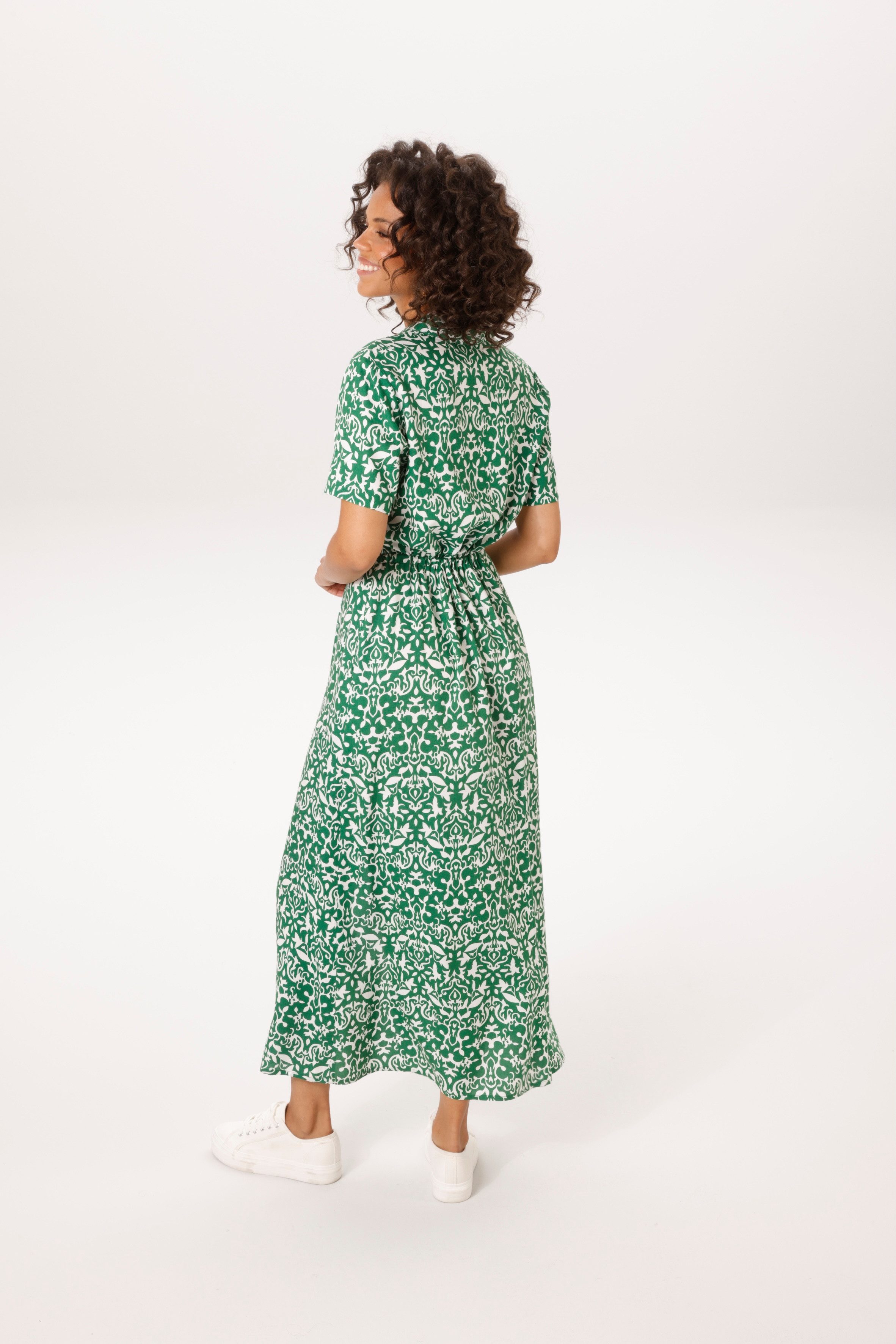 Aniston CASUAL Sommerkleid mit Ornamenten und grafischen Blumen bedruckt