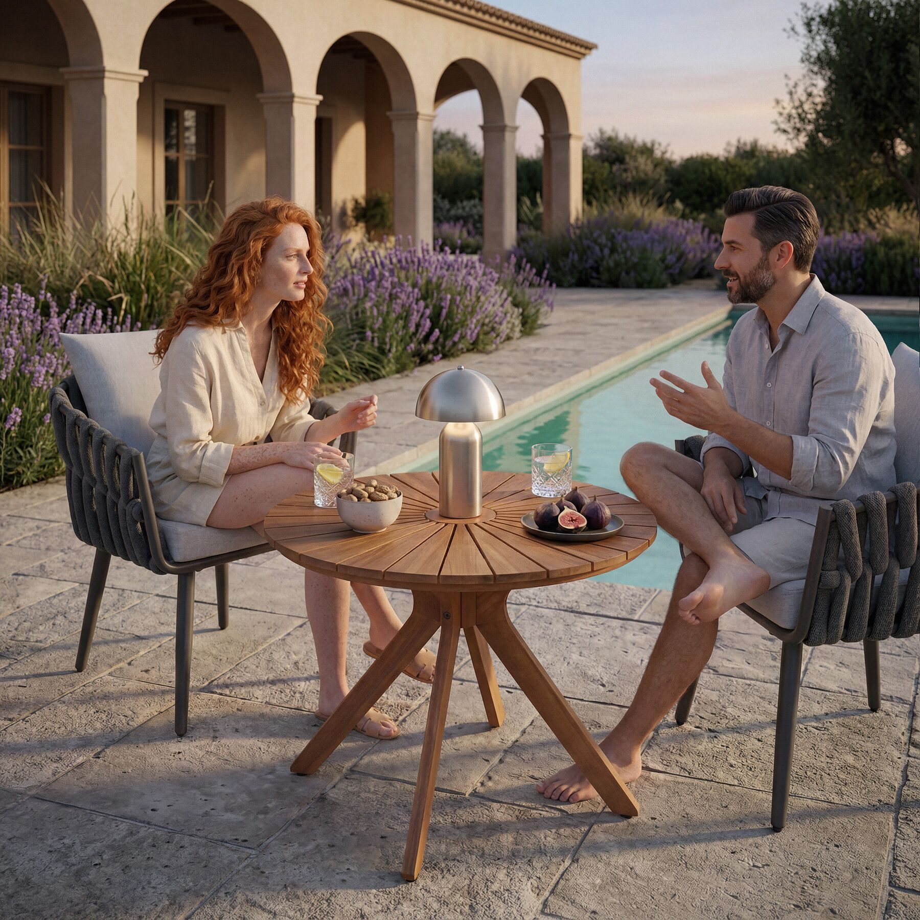 tectake Gartentisch runder outdoor Esstisch aus massivem Akazienholz, 70 x 70 x 62 cm (Terrassentisch Pollensa, 1-St., in braun), Tischplatte mit Sonnenmuster, höhenverstellbare Füße, wetterfest