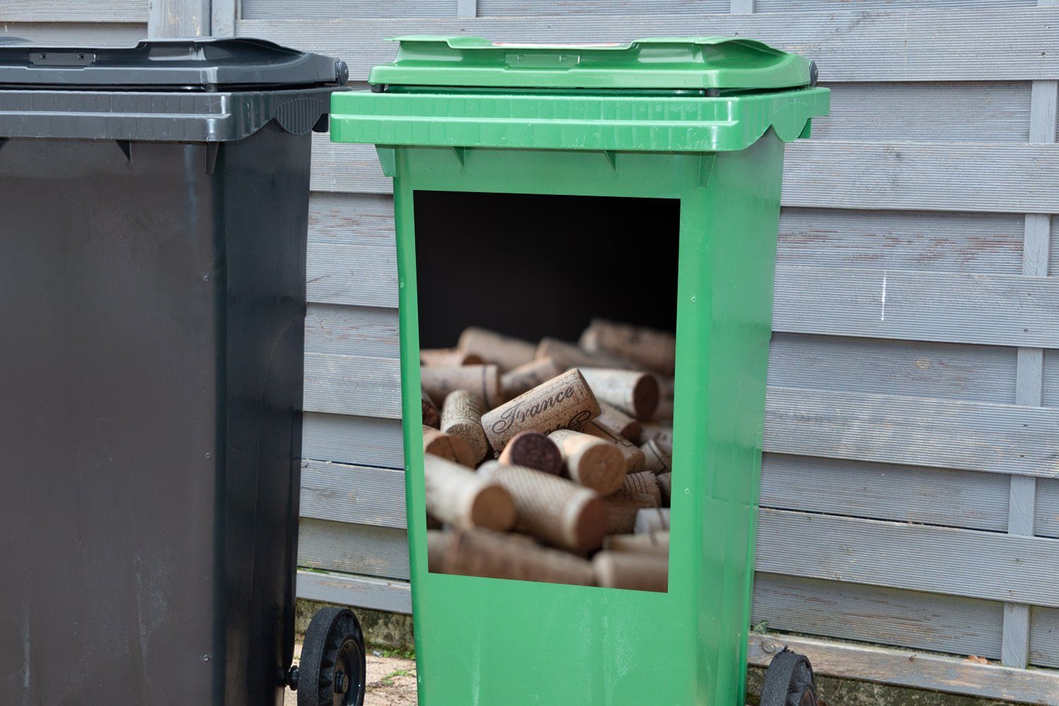 schwarzen Mülltonne, Korken vor Abfalbehälter einem Hintergrund Mülleimer-aufkleber, Container, MuchoWow St), (1 Sticker, Wandsticker
