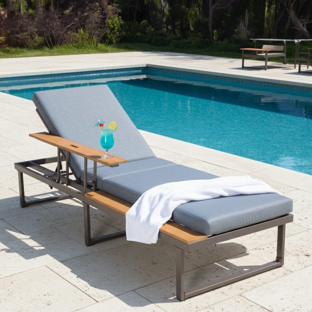 acamp Relaxliege Sonnenliege aus Stahl pulverbeschichtet verstellbar mit Polster, 8 cm Polsterauflage mit Reißverschluss wasserabweisend, Seitenablage aus FSC Akazienholz teakfarben geölt