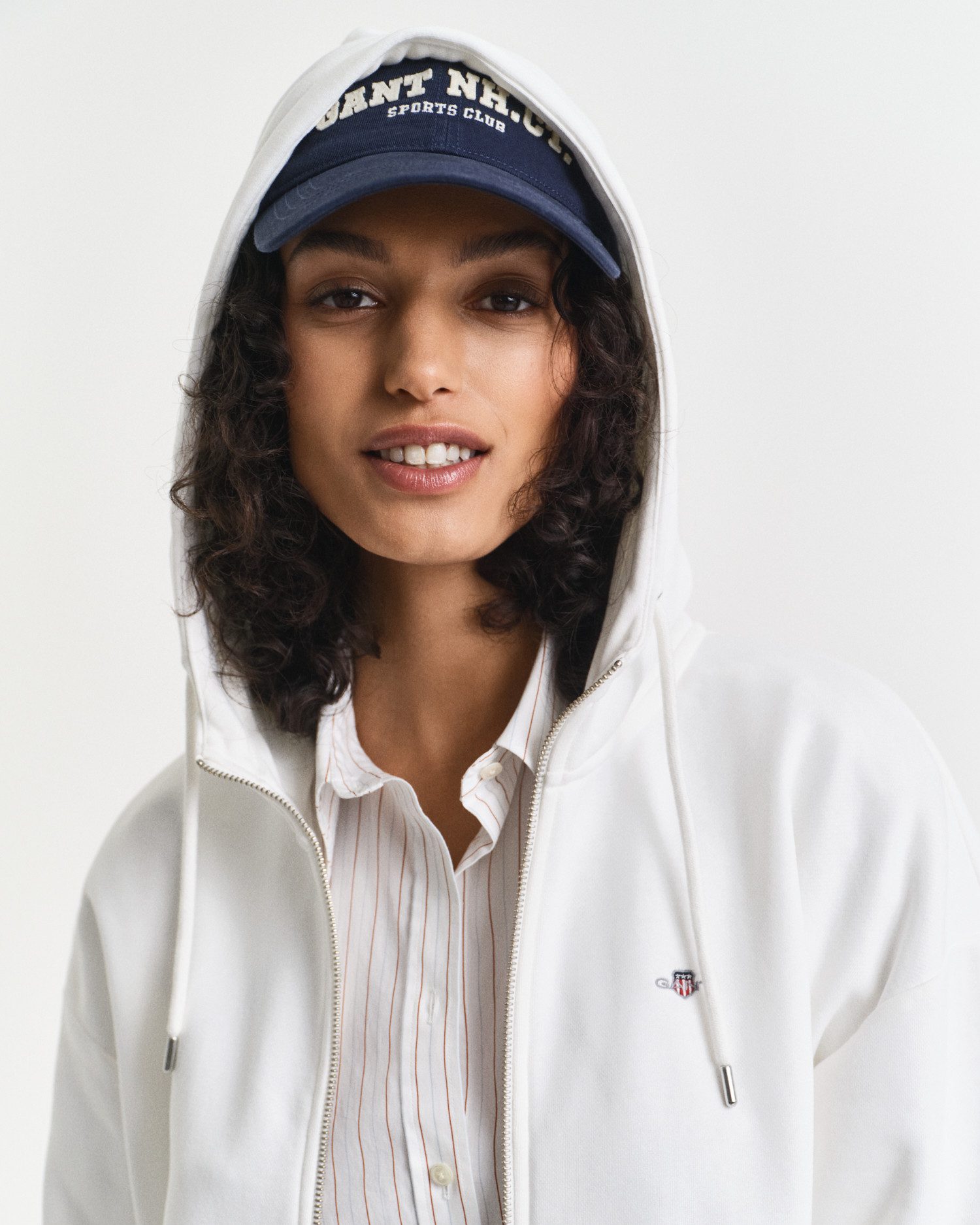 Gant Kapuzensweatjacke SHIELD ZIP HOODIE Grafische GANT-Stickerei auf der Brust