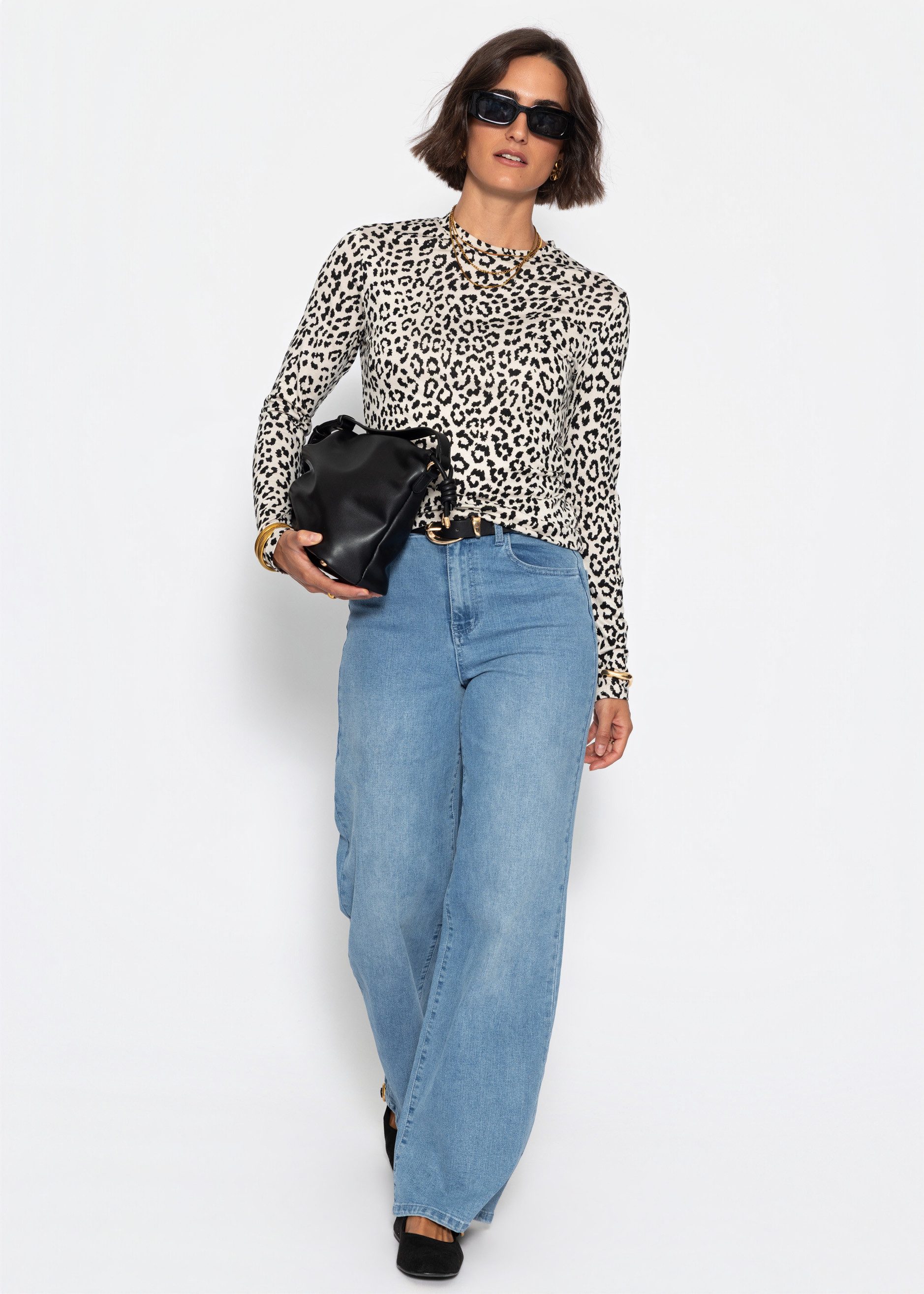 SASSYCLASSY Langarmshirt Rundhalsshirt mit Leo-Print für Damen Körpernah geschnittenes Shirt mit Rundhals und Animalprint in Beige – Bild 3 von 5