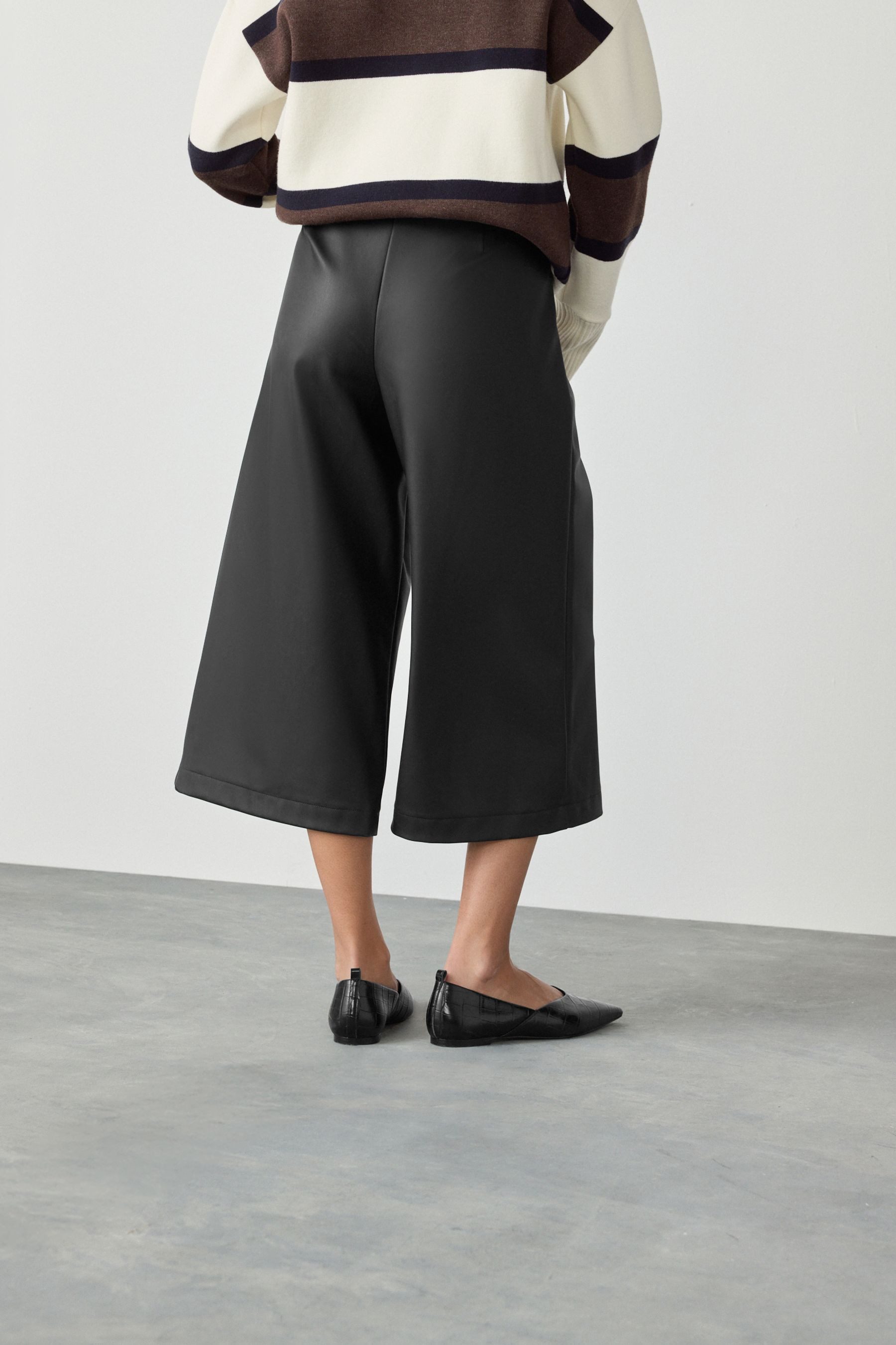 Next Lederhose Bermudashorts aus Kunstleder (1-tlg) günstig online kaufen