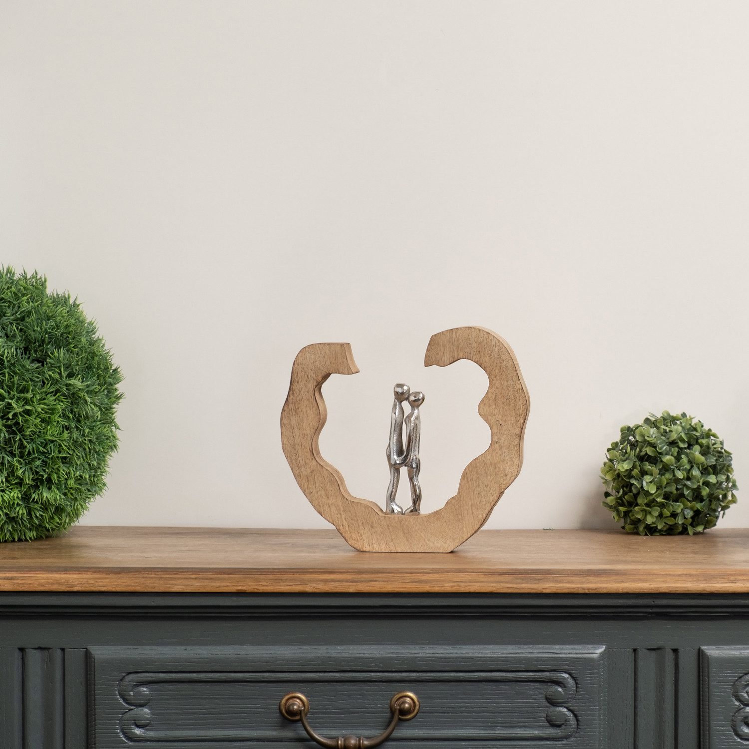 Moritz Skulptur Dekofigur Paar Umarmung Aluminium auf Mangoholz, Holz, Tisc günstig online kaufen