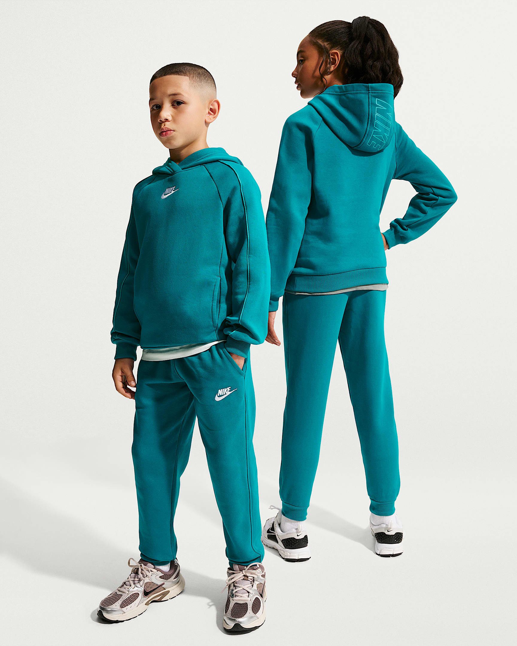 Nike Sportswear Trainingsanzug K NSW CLUB FLC HDY TRACKSUIT (2-tlg), Für Kinder und Jugendliche