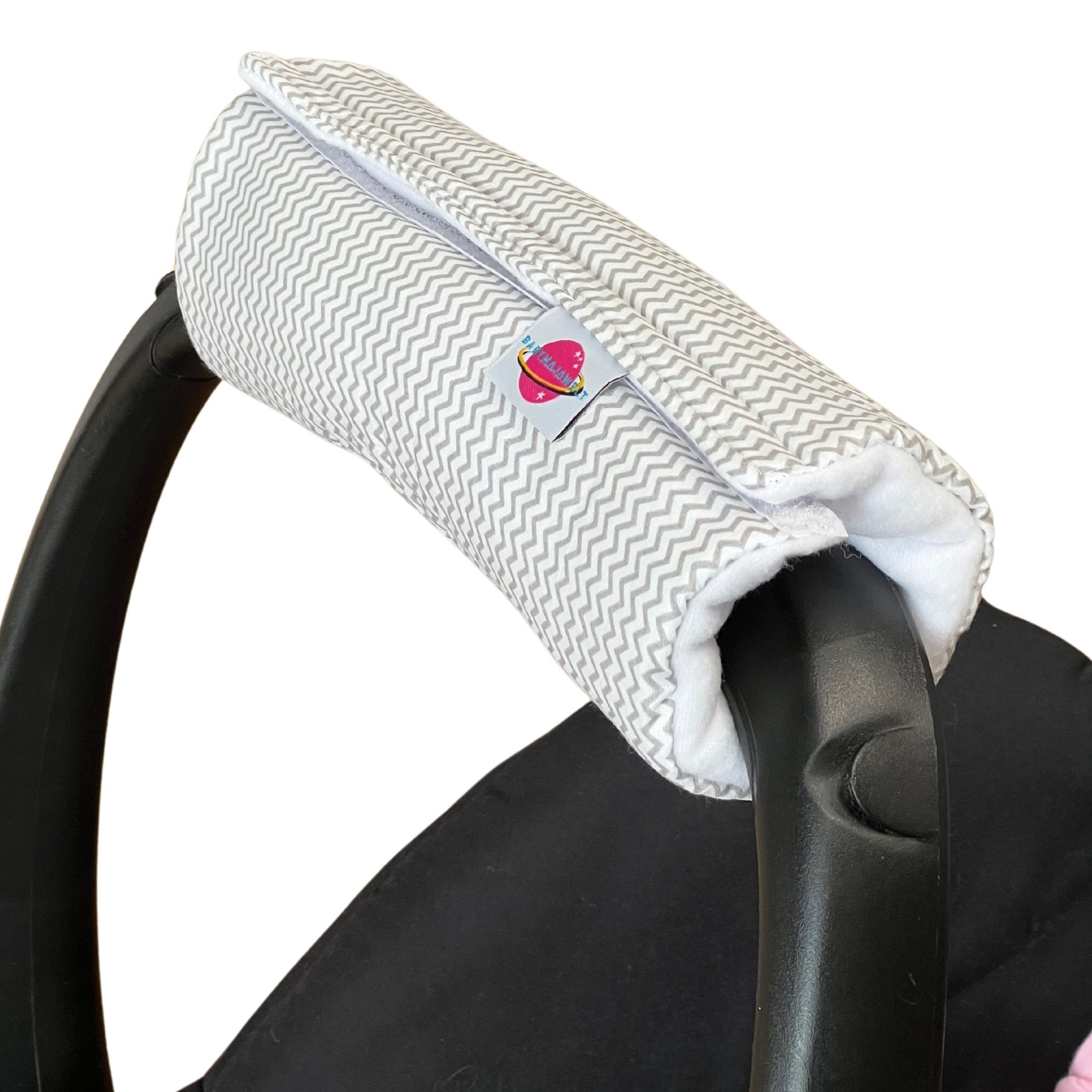 Babymajawelt Gurtpolster Armpolster für Babyschale, Kinder Gurtpolster, (1 St), Made in EU, schützt die Arme, Einfach zu befestigen, Bietet Halt