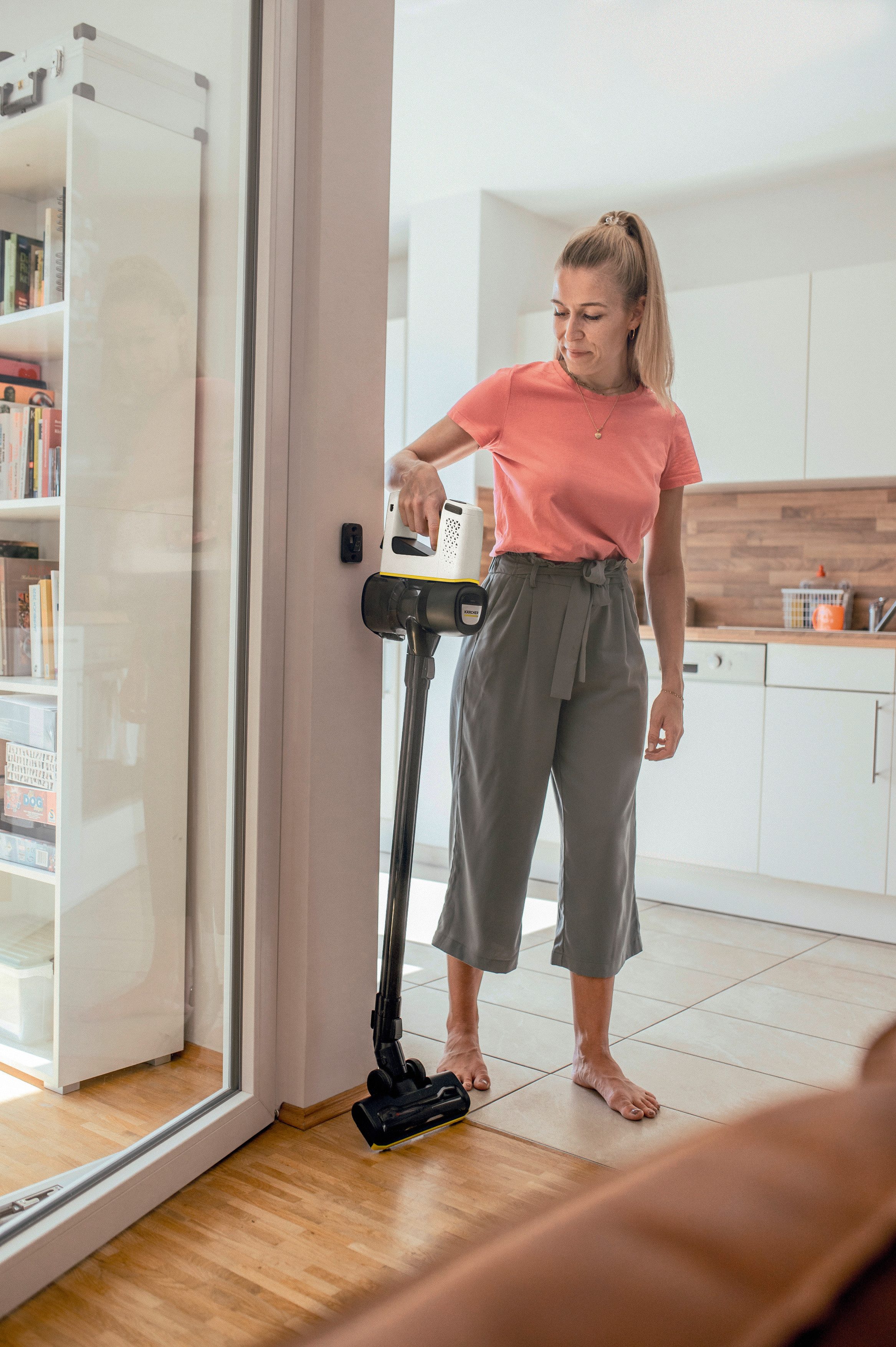 KÄRCHER Akku-Bodenstaubsauger VC 4 Cordless myHome Pet *EU, beutellos, eignet sich besonders gut für kleine Haushalte mit Haustieren.