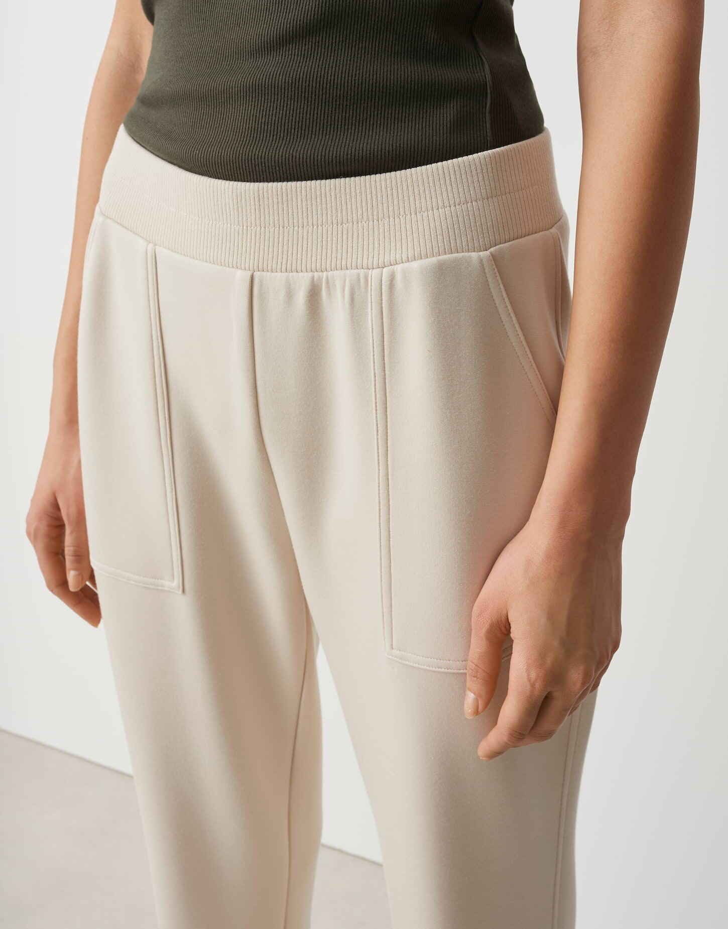 OPUS Stoffhose MYHA CLUB mit samtiger Optik Schmal zulaufendes Bein, angeraute Oberfläche, weicher Griff