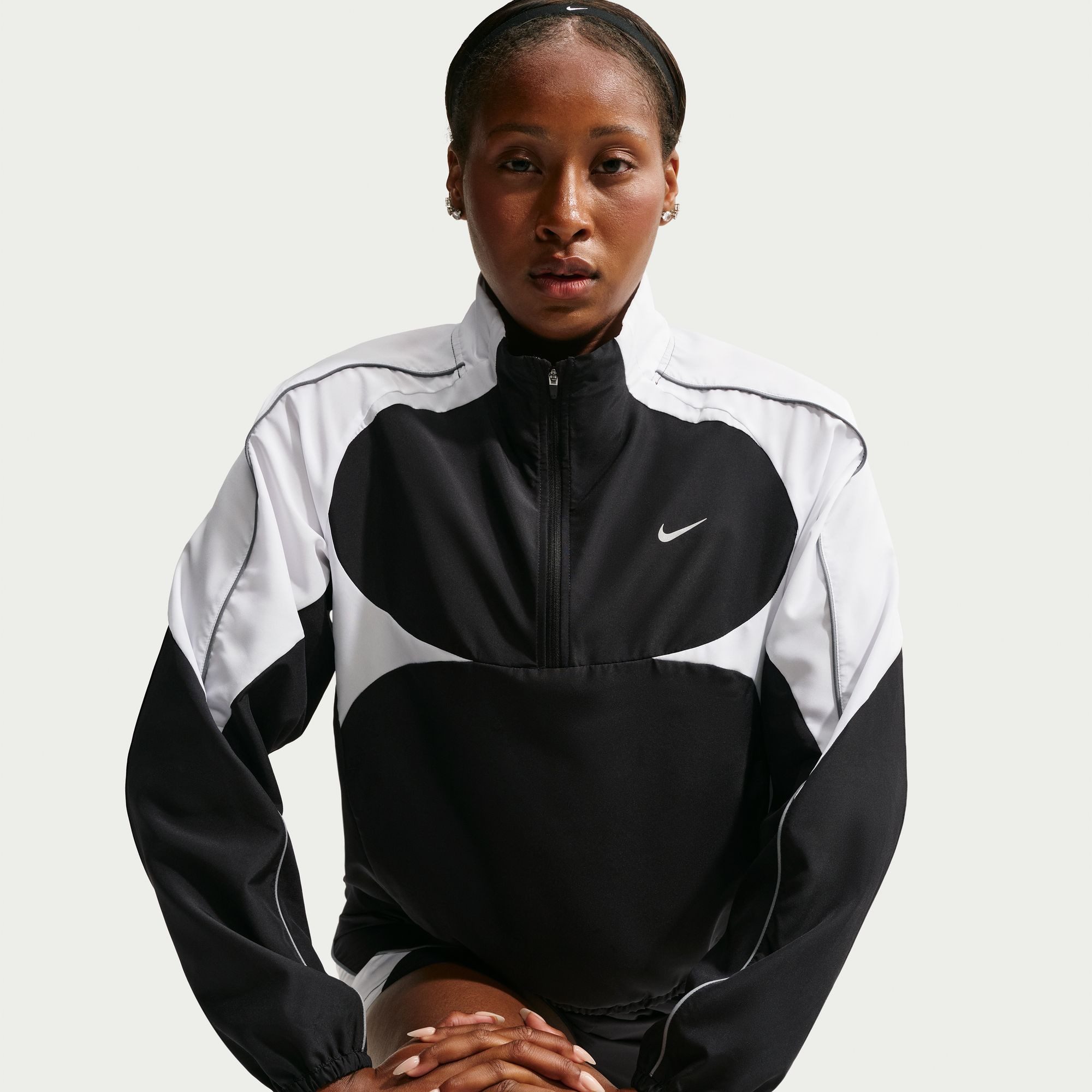 Nike Laufjacke W NK TEMPO SWSH DF JKT wasserabweisend, windabweisend, mit Reißverschluss, Langarm-Design