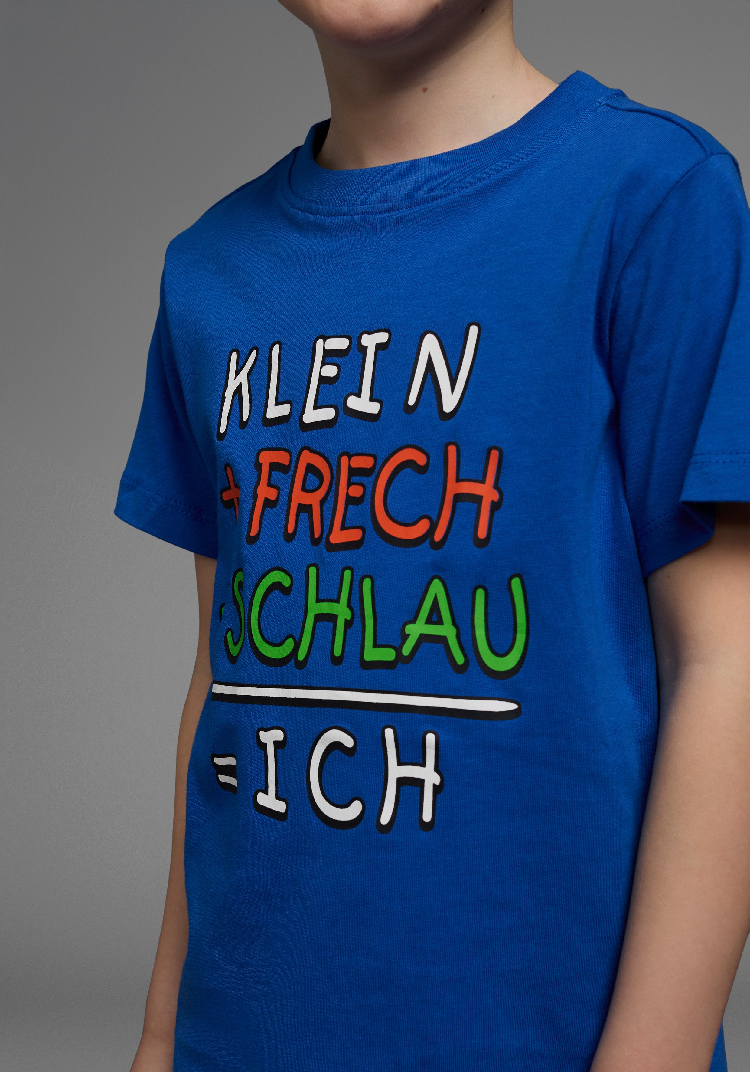 KIDSWORLD T-Shirt Mit Spruch: KLEIN+FRECH+SCHLAU... Kurzarm, Basic-Passform, bedruckt, Rundhalsausschnitt – Bild 3 von 5