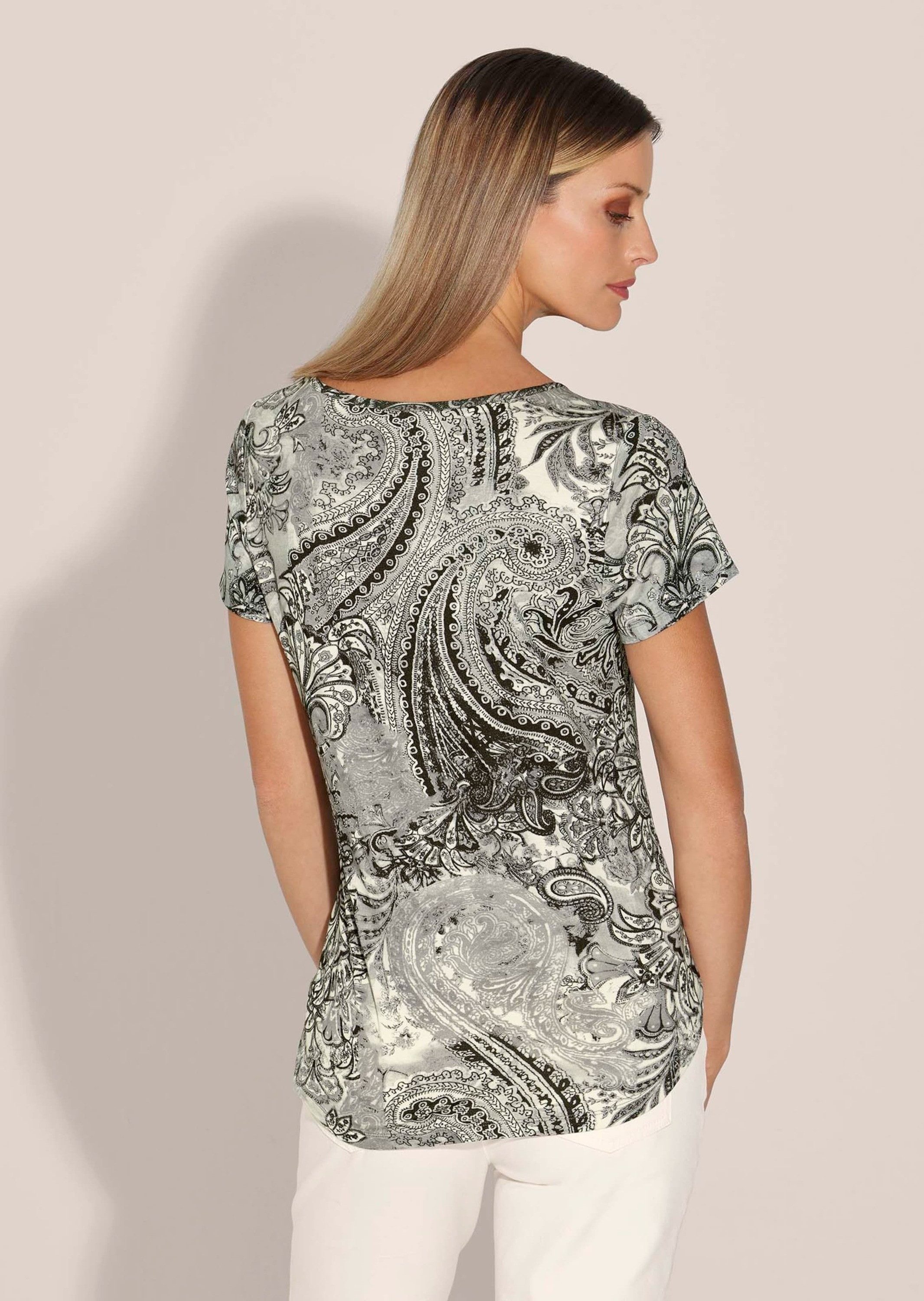 MADELEINE Kurzarmshirt Sommerliches Shirt mit Alloverprint Paisley-Design und U-Boot-Ausschnitt als modische Akzente