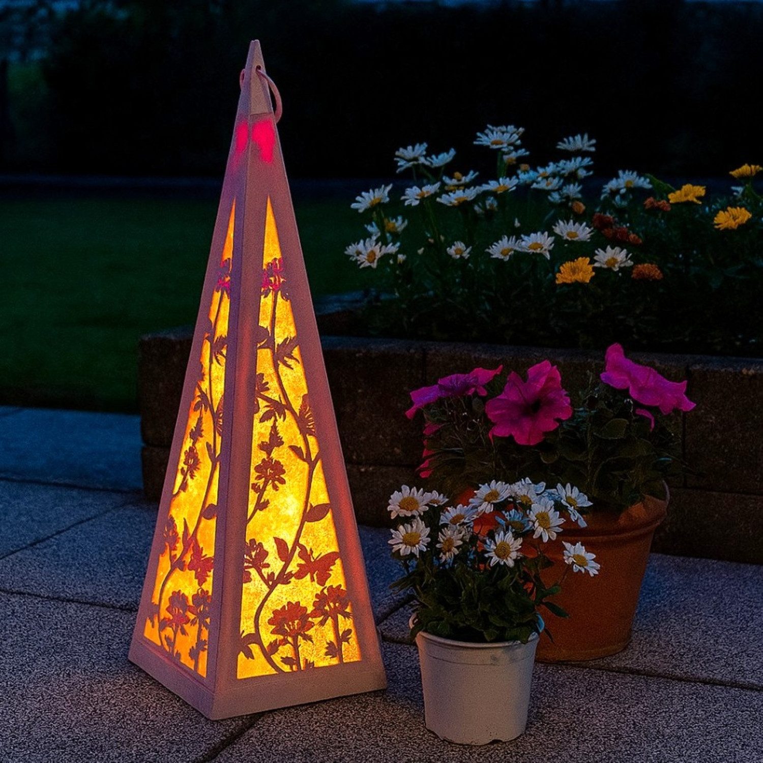 Online-Fuchs LED Laterne Pyramide mit Schmetterlingen & Blumen für draußen - Outdoor, LED-Lichterkette mit Dauerleuchten oder Funkeleffekt, 30 warmweiße LED´s, inklusive 6-Stunden Timer - Gartendeko