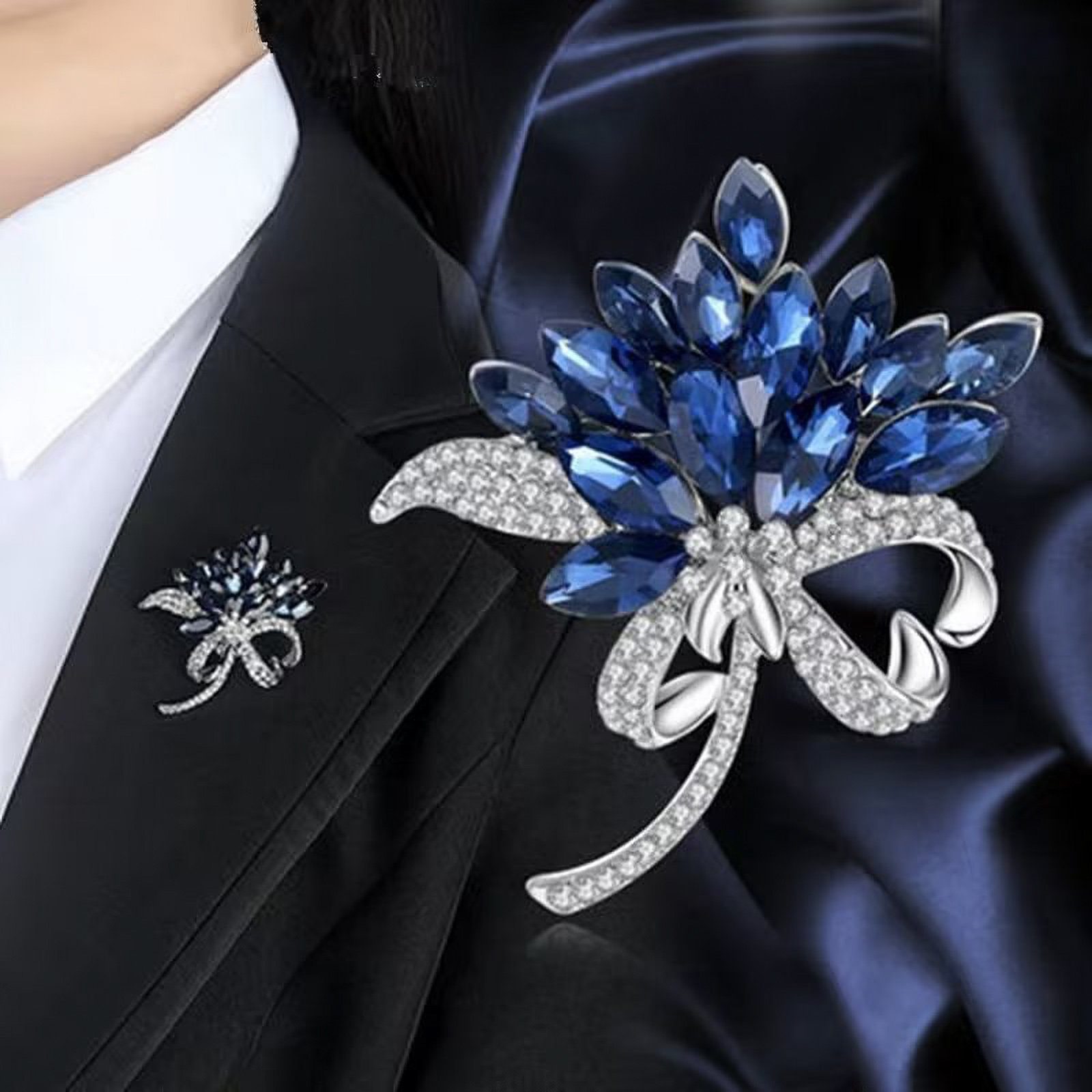 Brosche "Blumenstrauß", mit Strass-Steinen blau