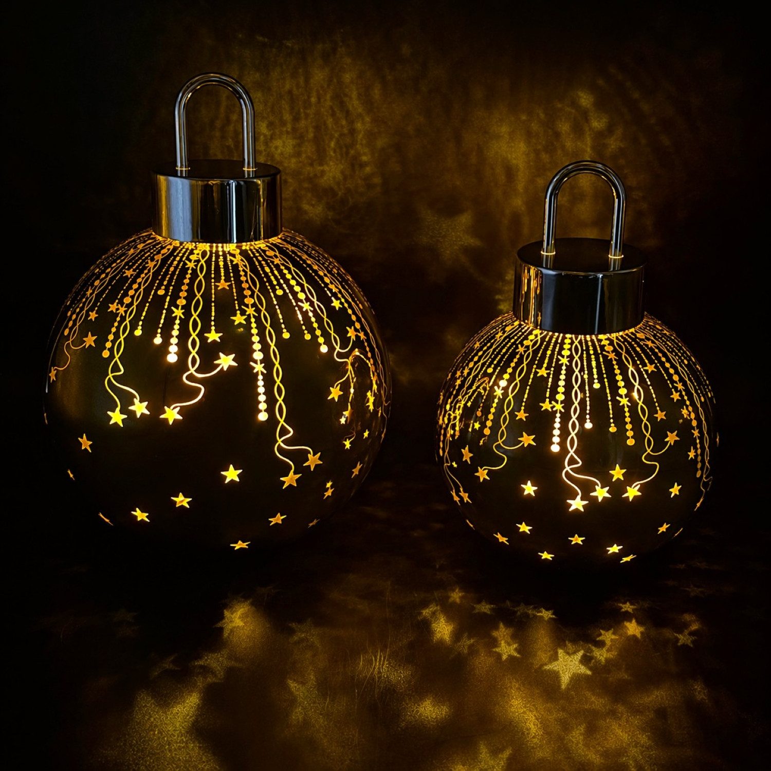 Online-Fuchs LED-Dekofigur 2 Weihnachtskugeln aus Glas mit LED-Lichterkette & Timer - Deko (ruhiges Leuchten oder Flackereffekt wählbar, Rot, Grün, Silber oder  – Bild 3 von 3